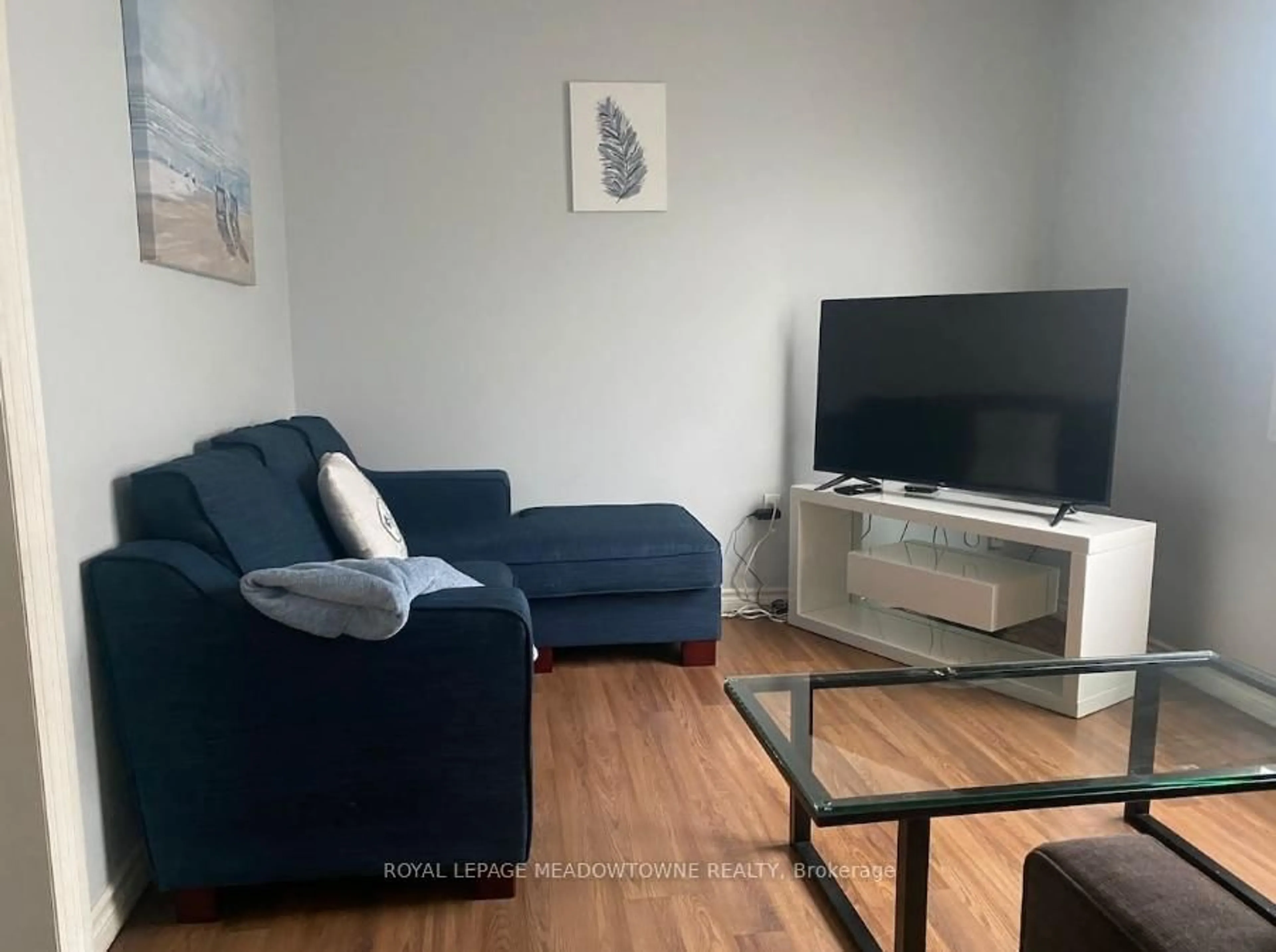 Living room with furniture, wood/laminate floor for 557 Geneva St, St. Catharines Ontario L2N 2J1