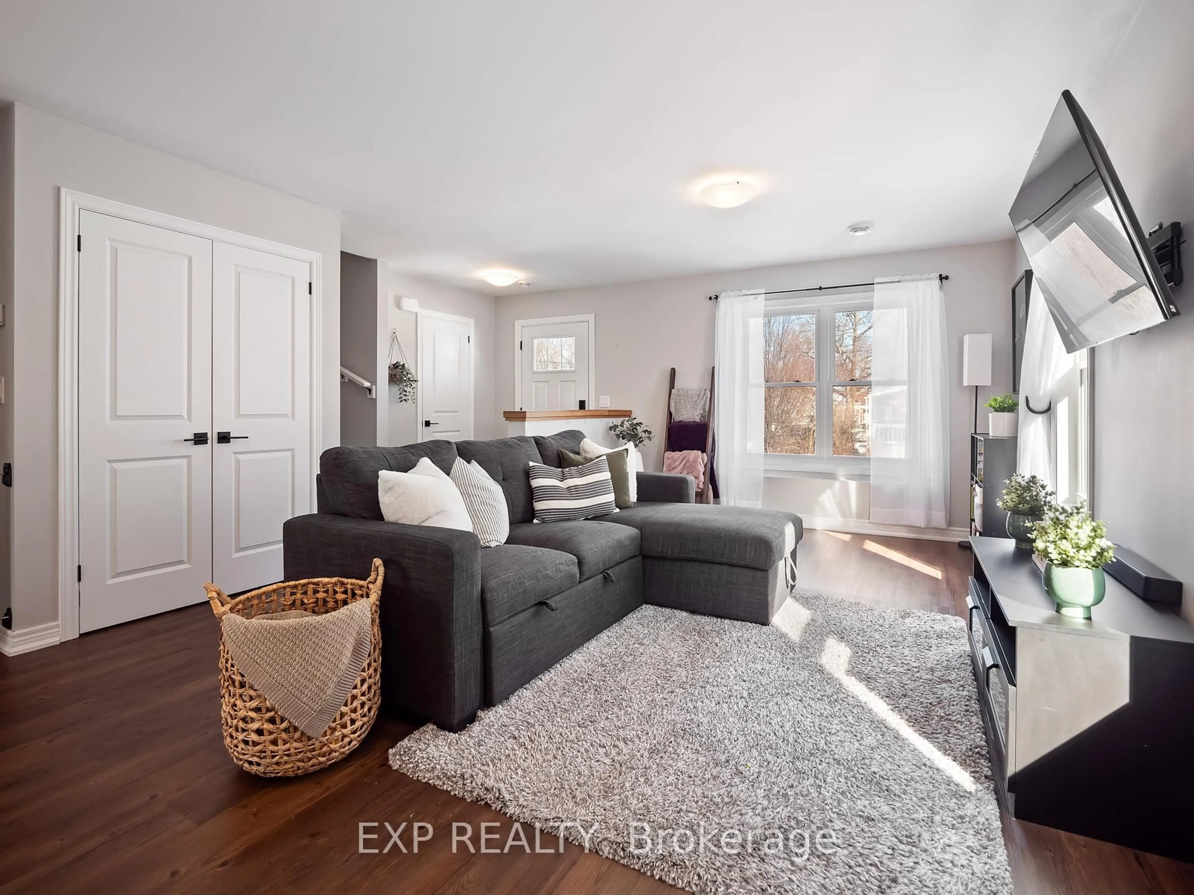 Living room with furniture, unknown for 53 Plymouth Ave, St. Catharines Ontario L2R 2X8