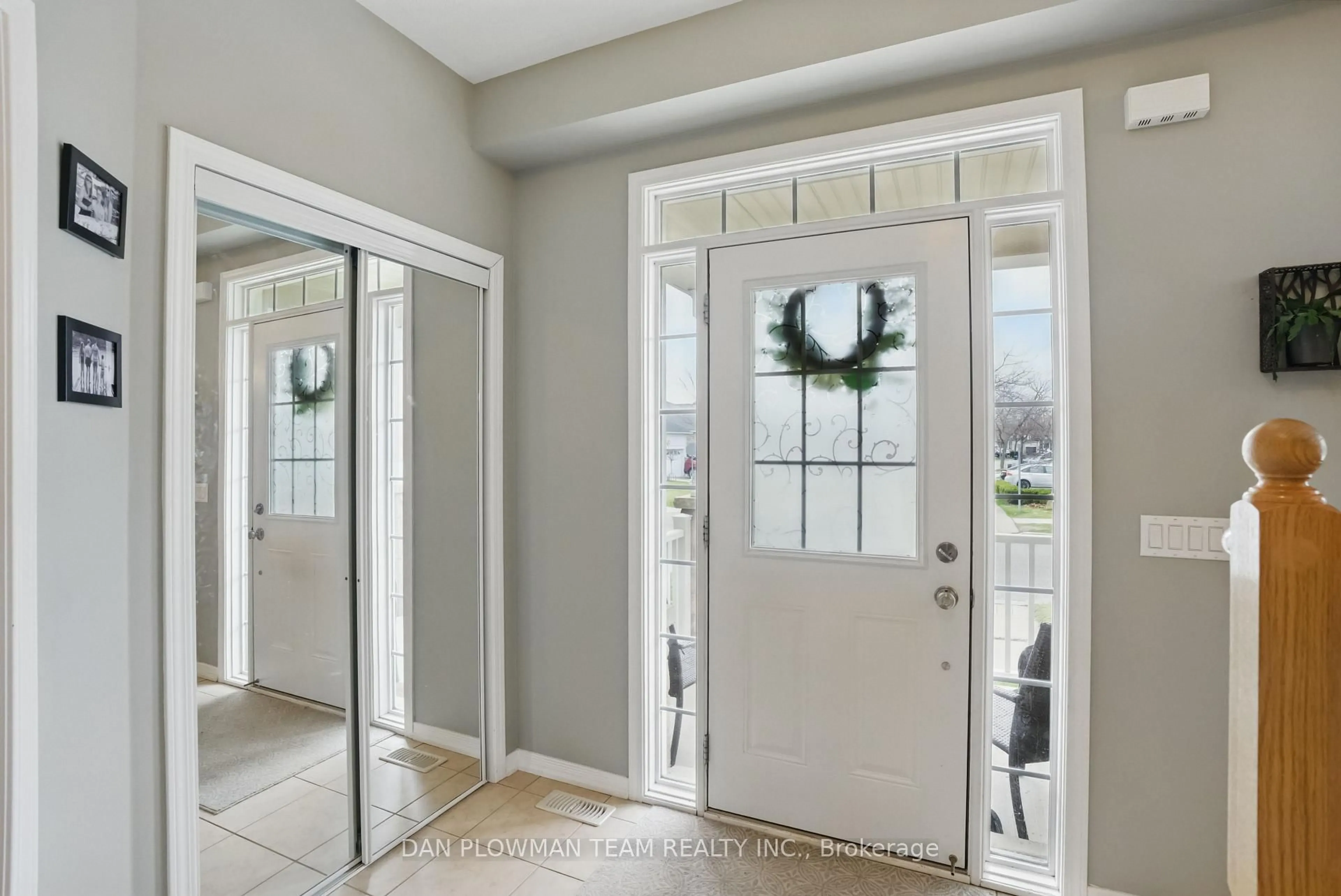 Indoor entryway for 764 Carlisle St, Cobourg Ontario K9A 0C6