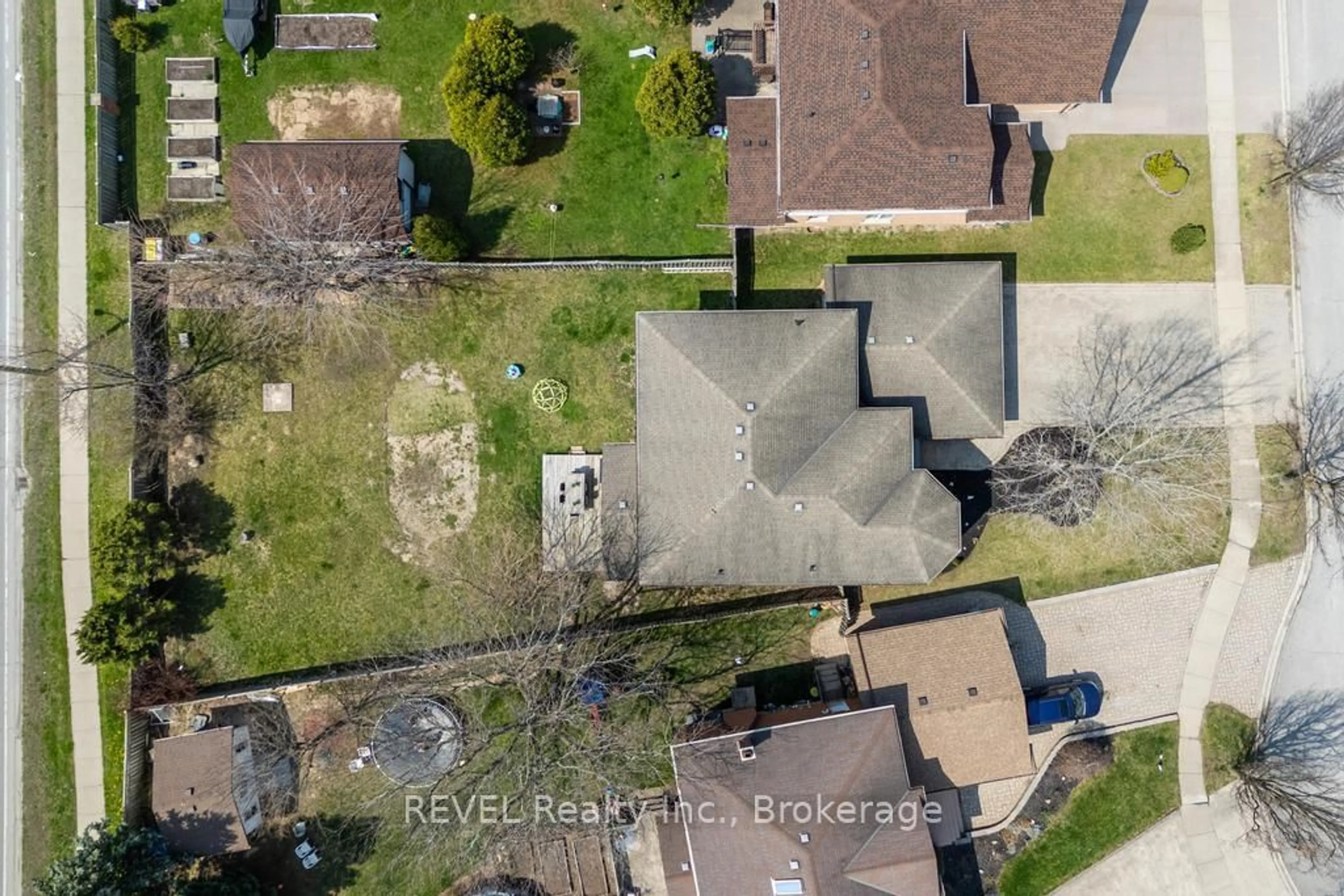 A pic from outside/outdoor area/front of a property/back of a property/a pic from drone, street for 8042 Oakridge Dr, Niagara Falls Ontario L2H 2W1