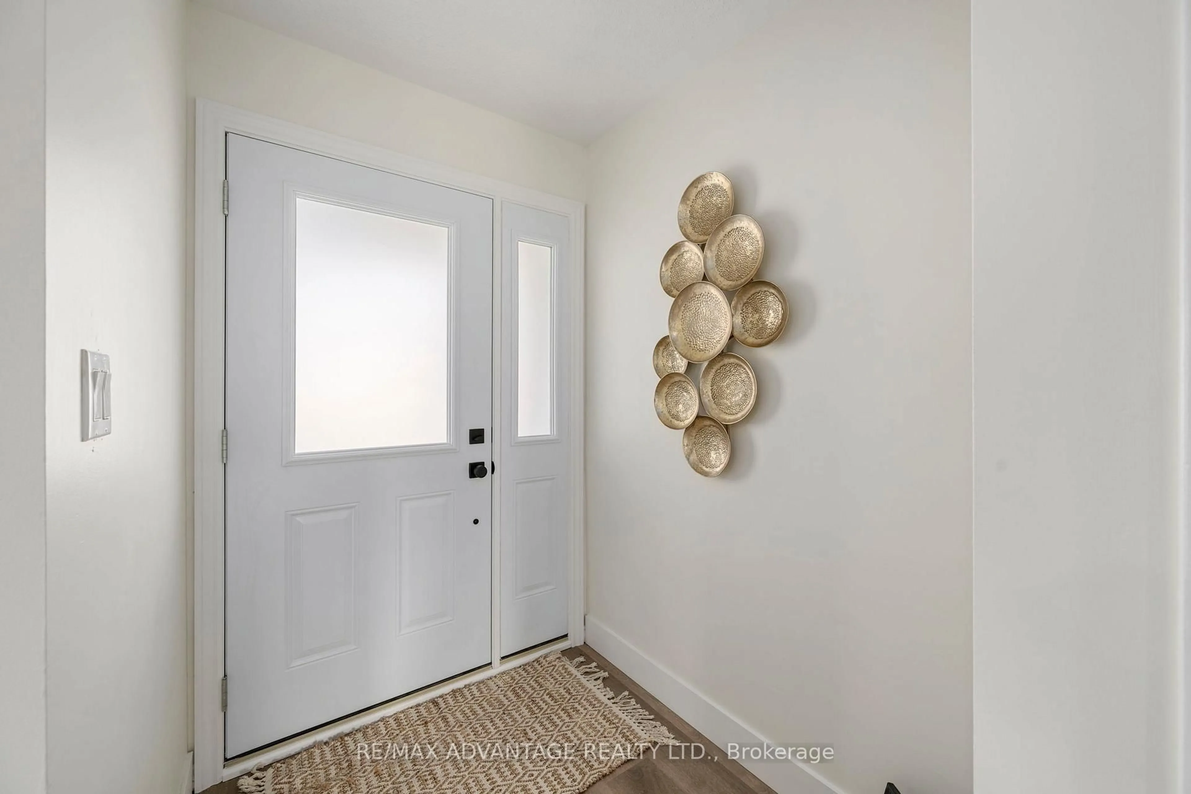 Indoor entryway for 26 Luton Cres, St. Thomas Ontario N5R 5K1