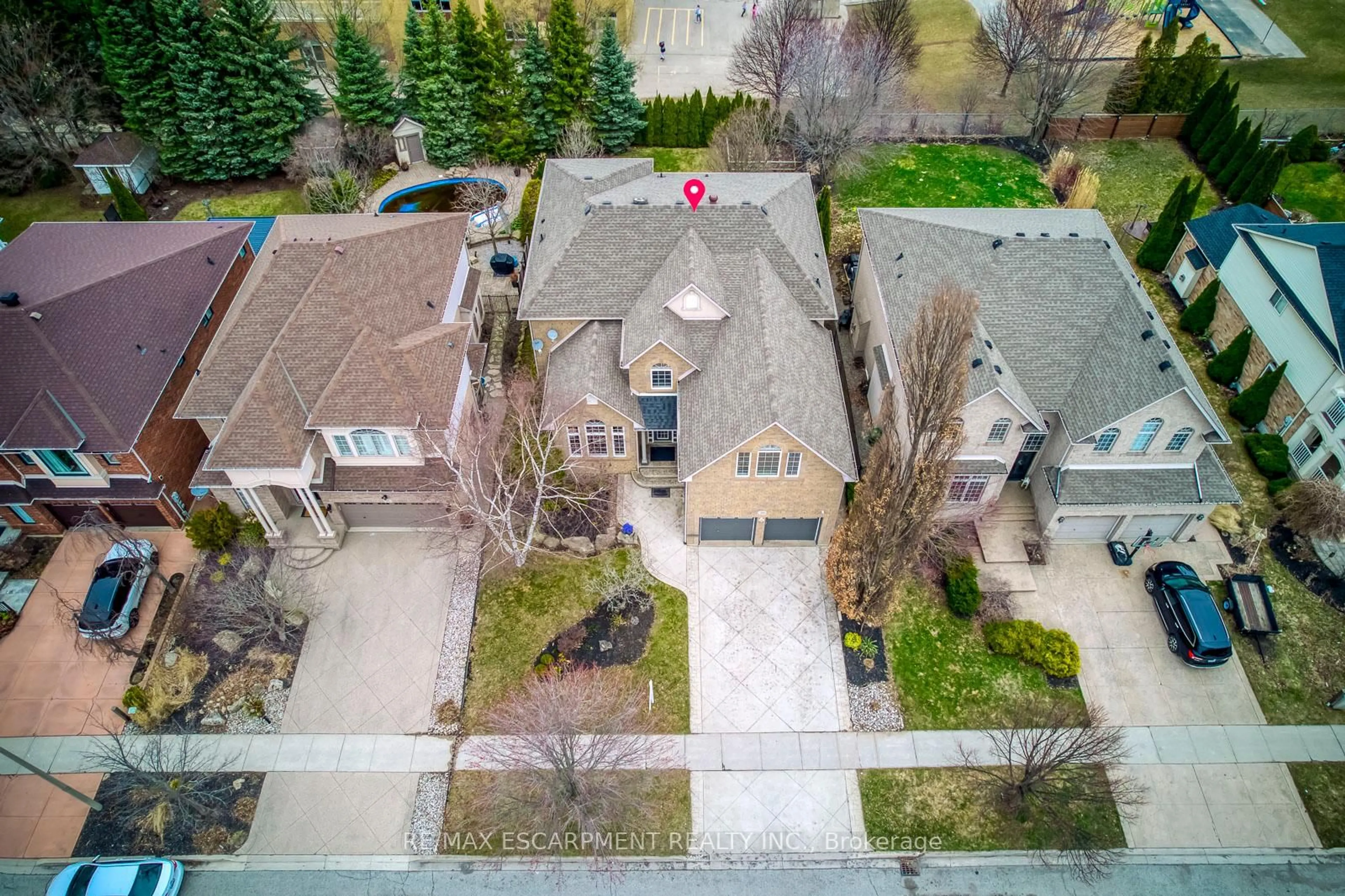 A pic from outside/outdoor area/front of a property/back of a property/a pic from drone, street for 39 Thoroughbred Blvd, Hamilton Ontario L9K 1M3