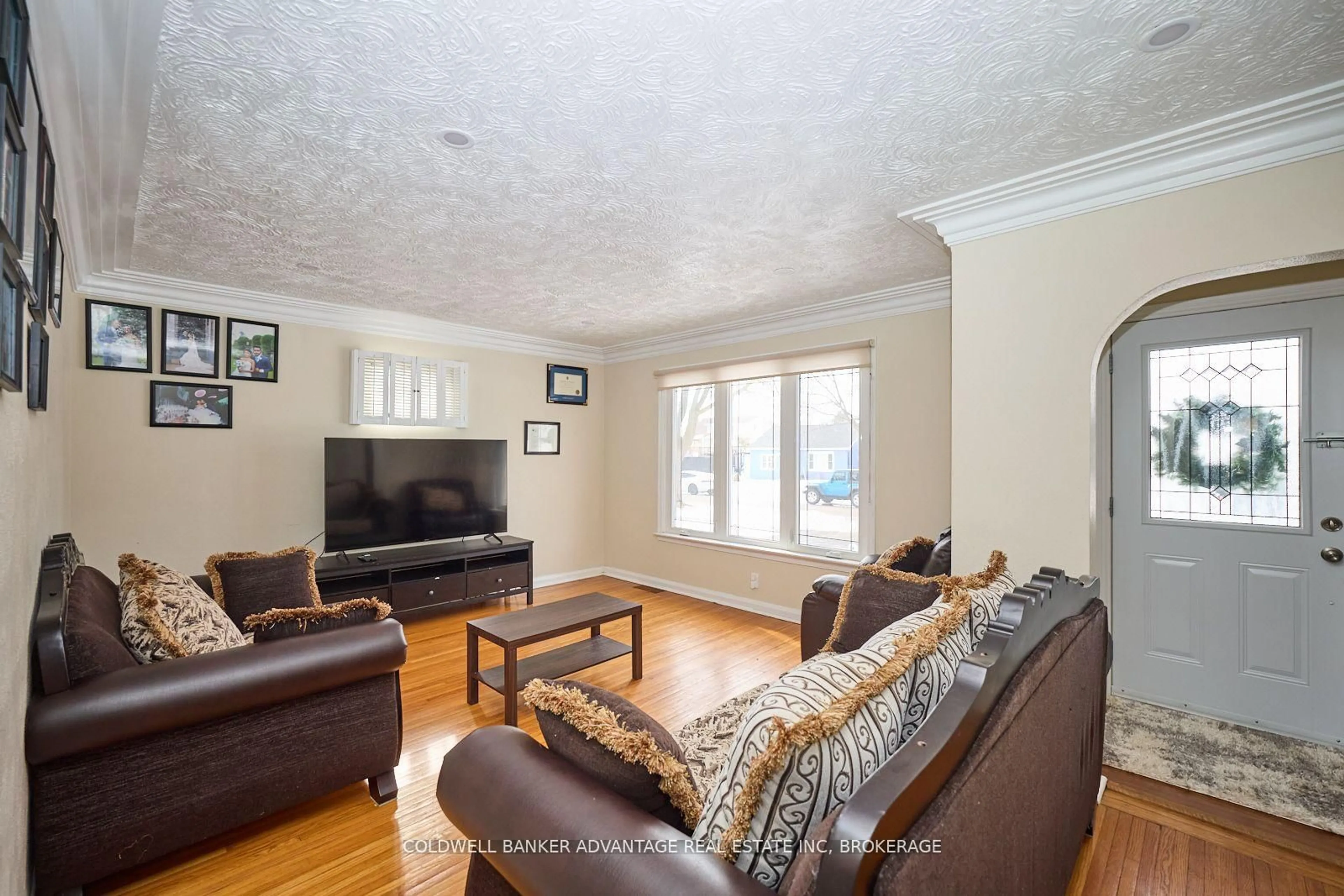 Living room with furniture, wood/laminate floor for 68 Cameron Ave, Welland Ontario L3B 1K2