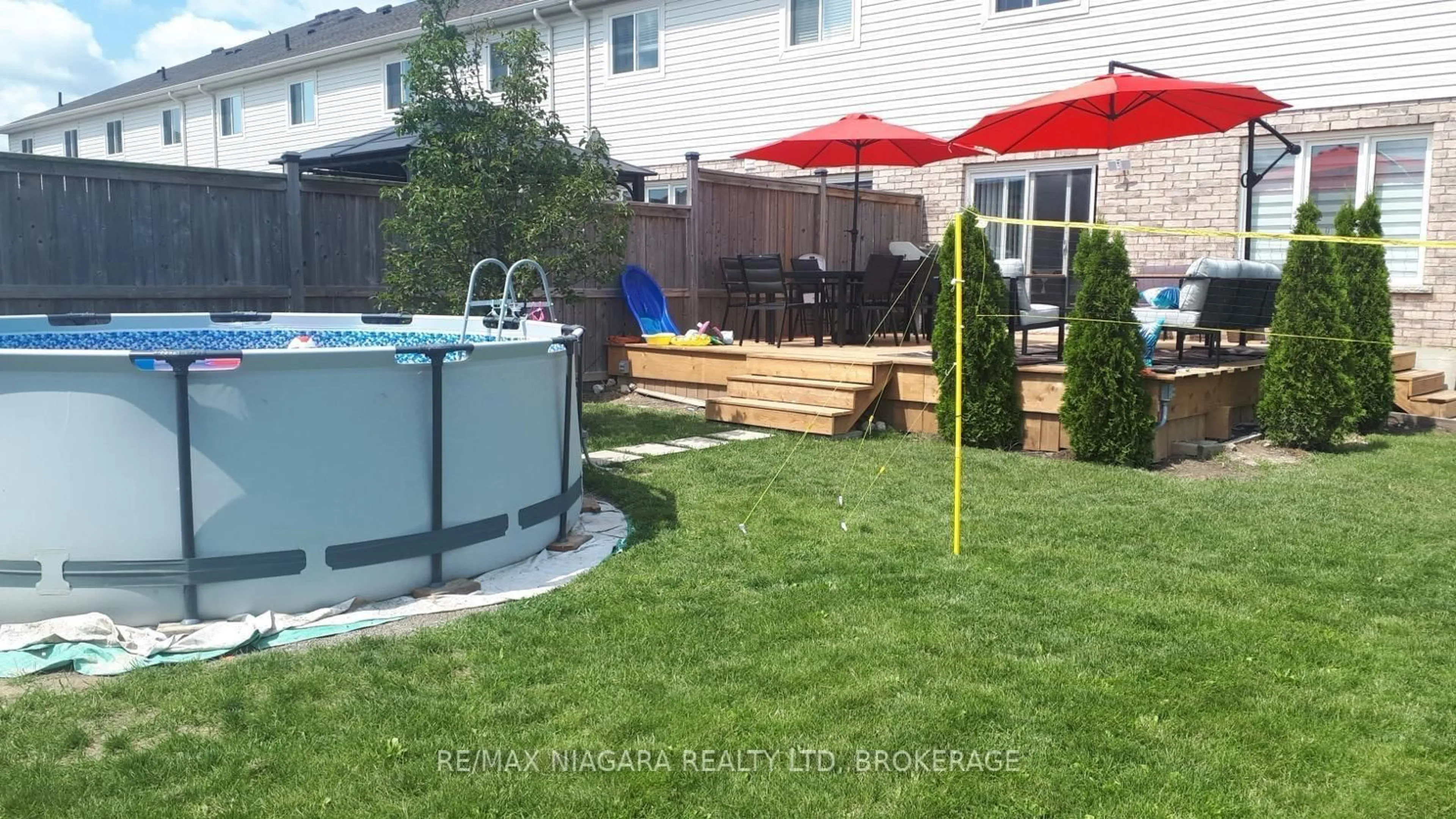 Patio, street for 187 Cardinal Cres, Welland Ontario L3C 0B7