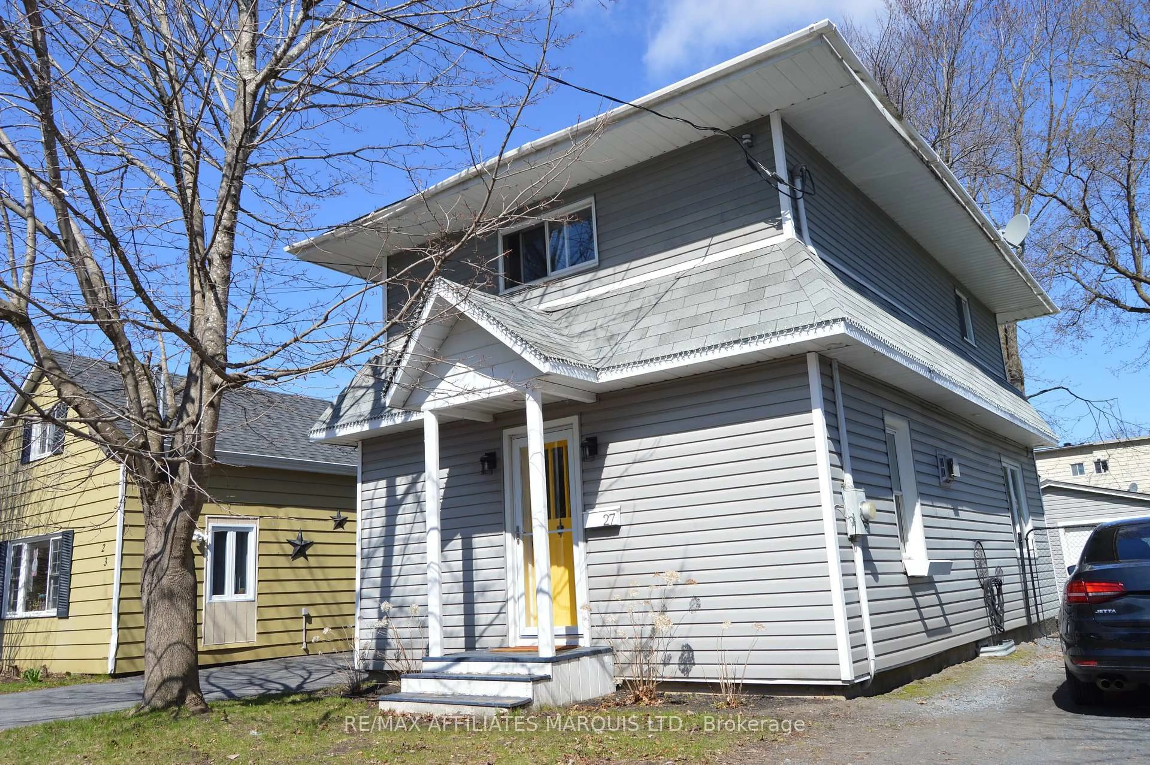 Home with vinyl exterior material, street for 27 Monroe Ave, Cornwall Ontario K6H 2N1