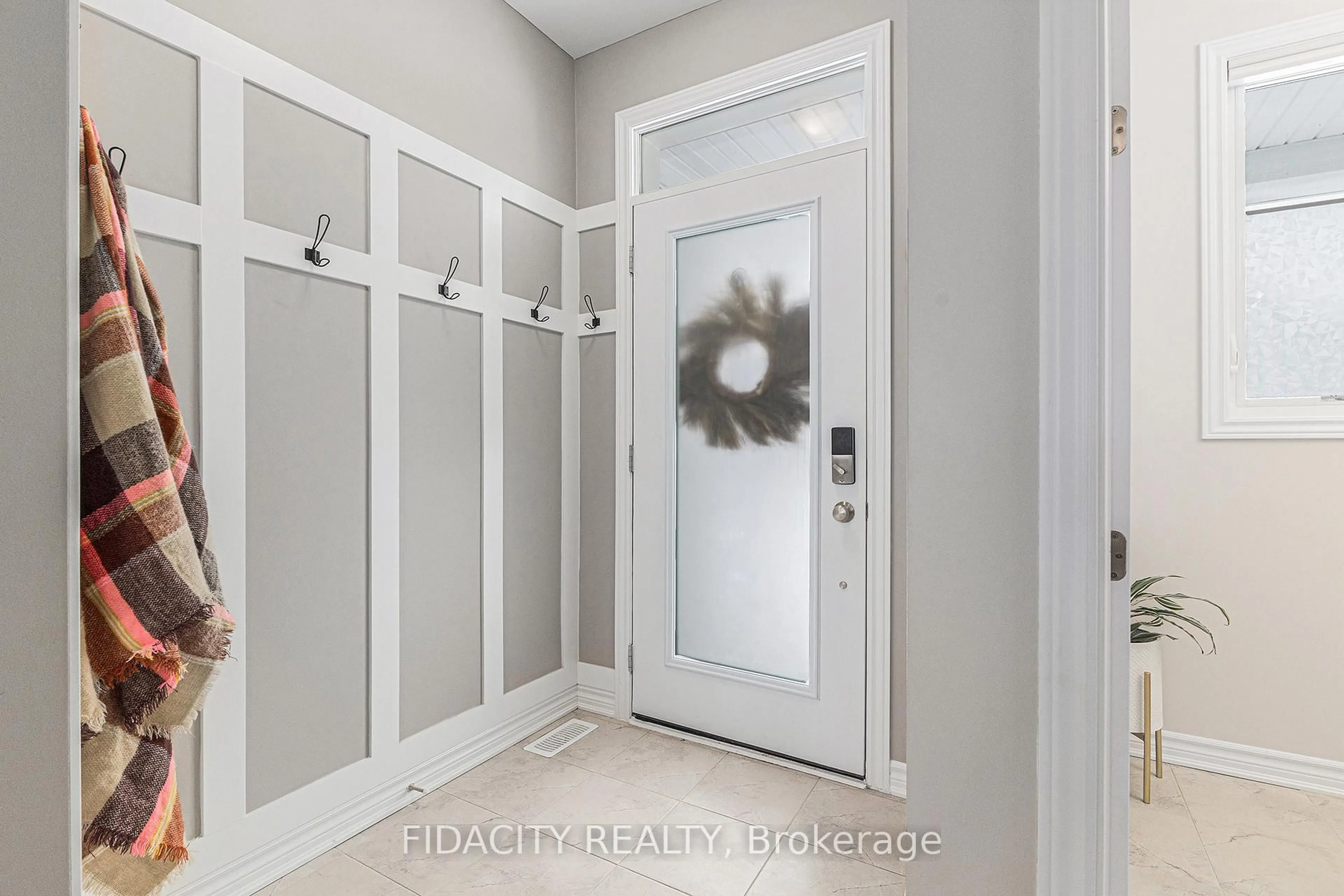 Indoor entryway for 33 Pacing Walk, Richmond Ontario K0A 2Z0