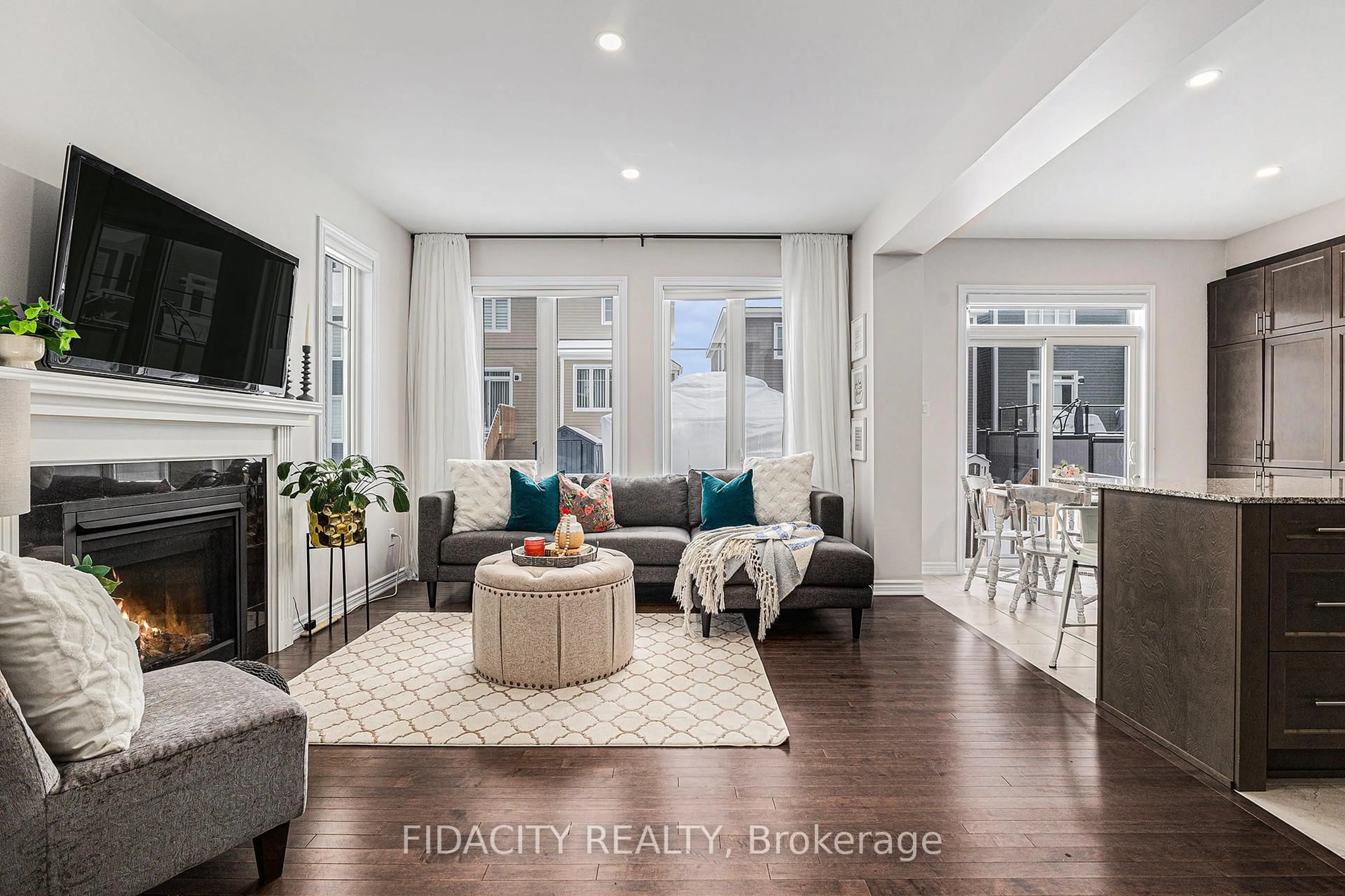 Living room with furniture, unknown for 33 Pacing Walk, Richmond Ontario K0A 2Z0
