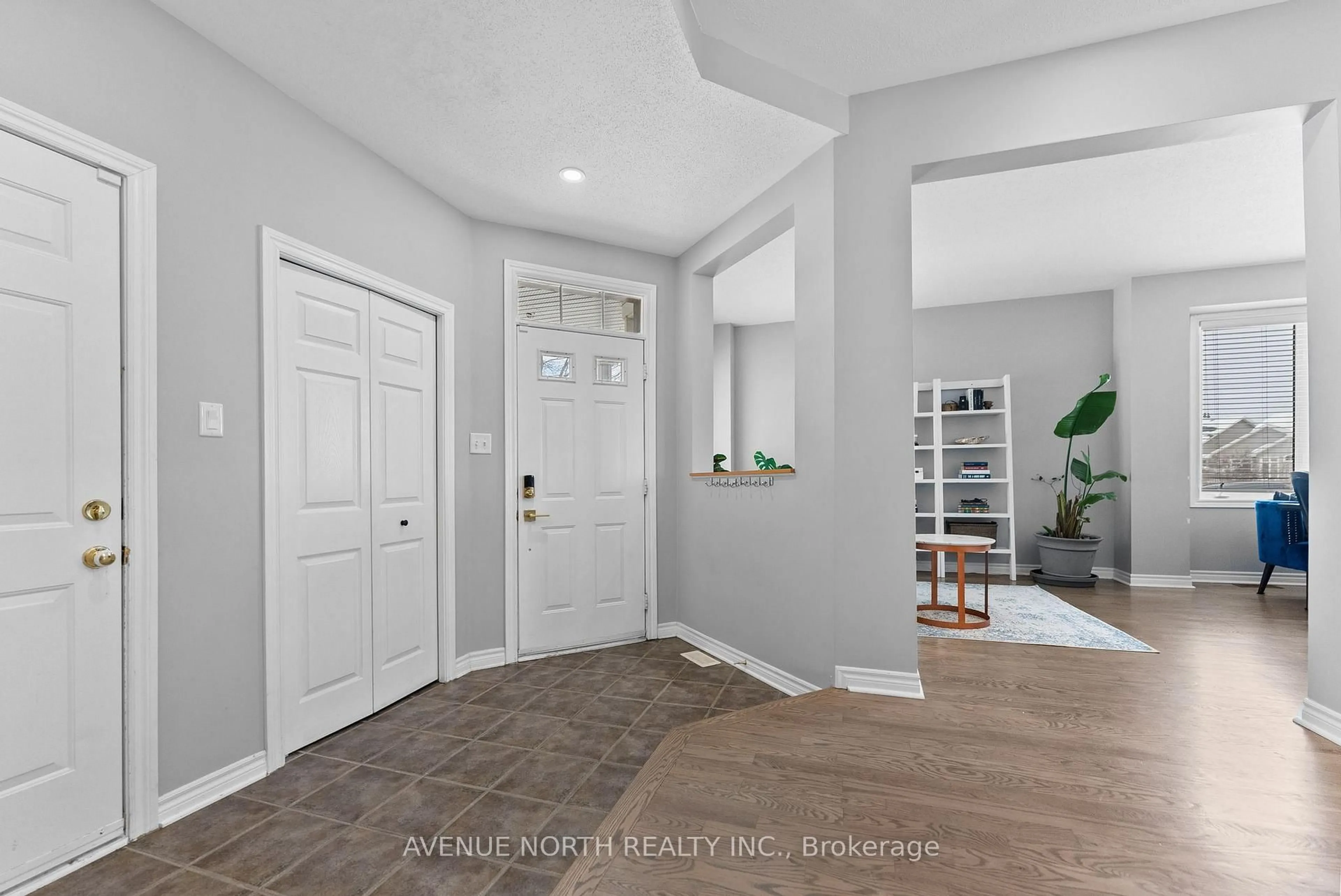 Indoor entryway for 40 Friendly Cres, Ottawa Ontario K2S 2B6