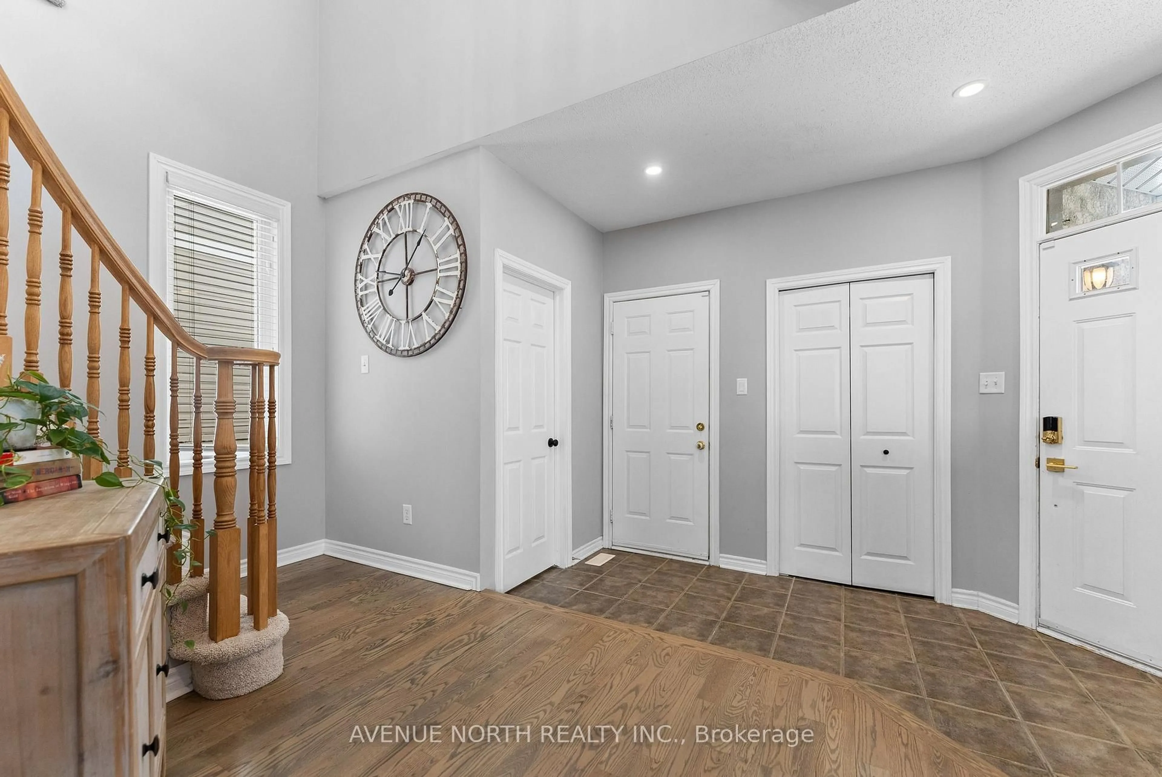Indoor entryway for 40 Friendly Cres, Ottawa Ontario K2S 2B6