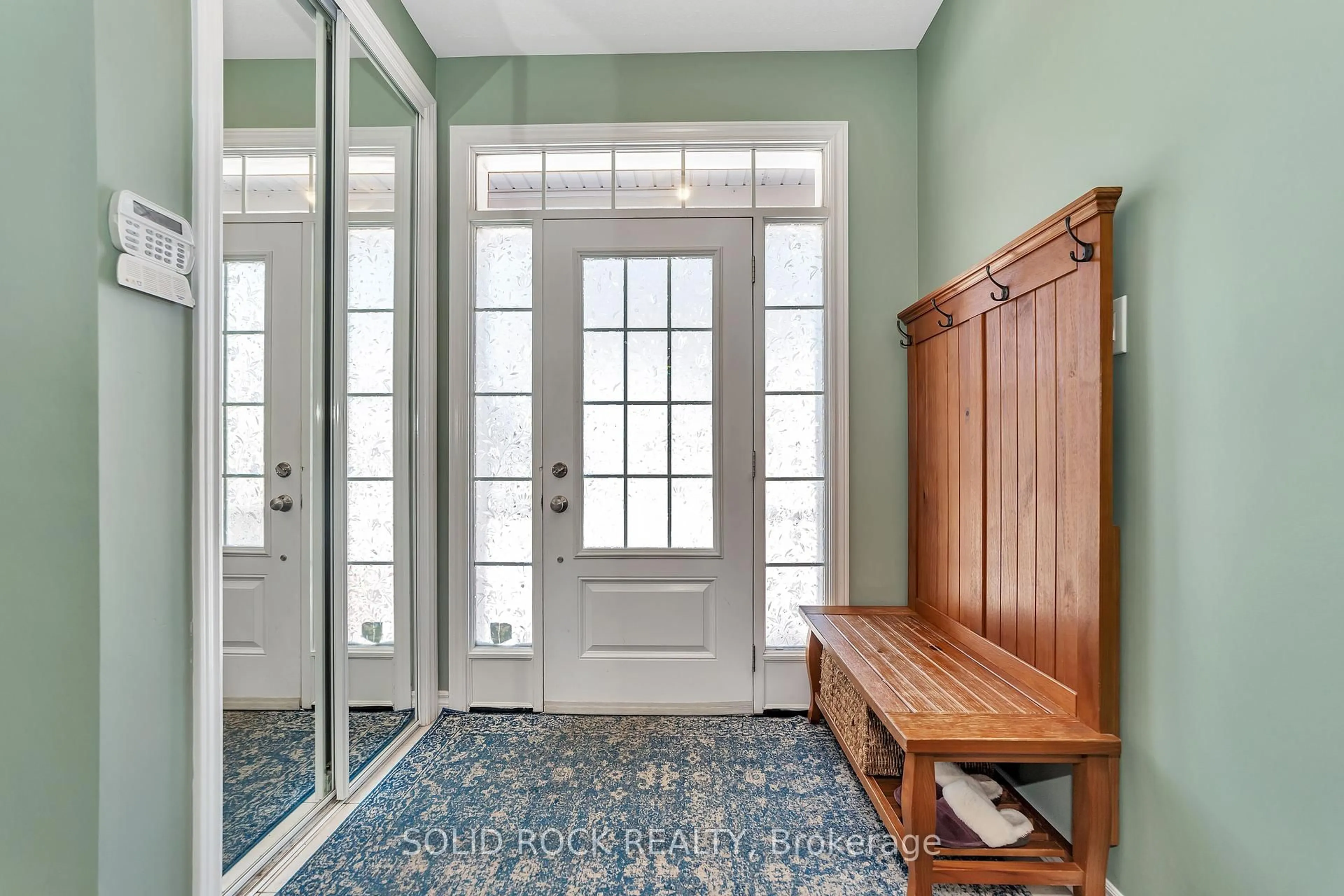 Indoor entryway for 32 Solaris Dr, Ottawa Ontario K2M 0L6