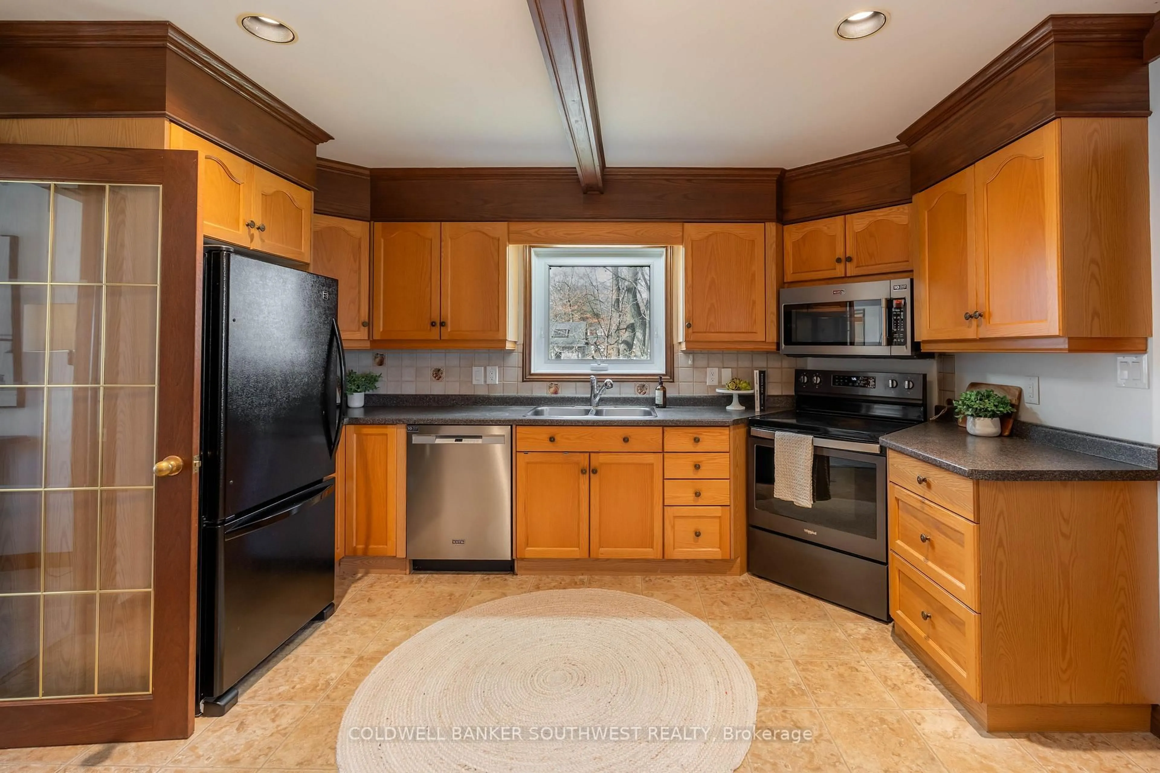 Standard kitchen, ceramic/tile floor for 803 St. Clair Pkwy, St. Clair Ontario N0N 1G0