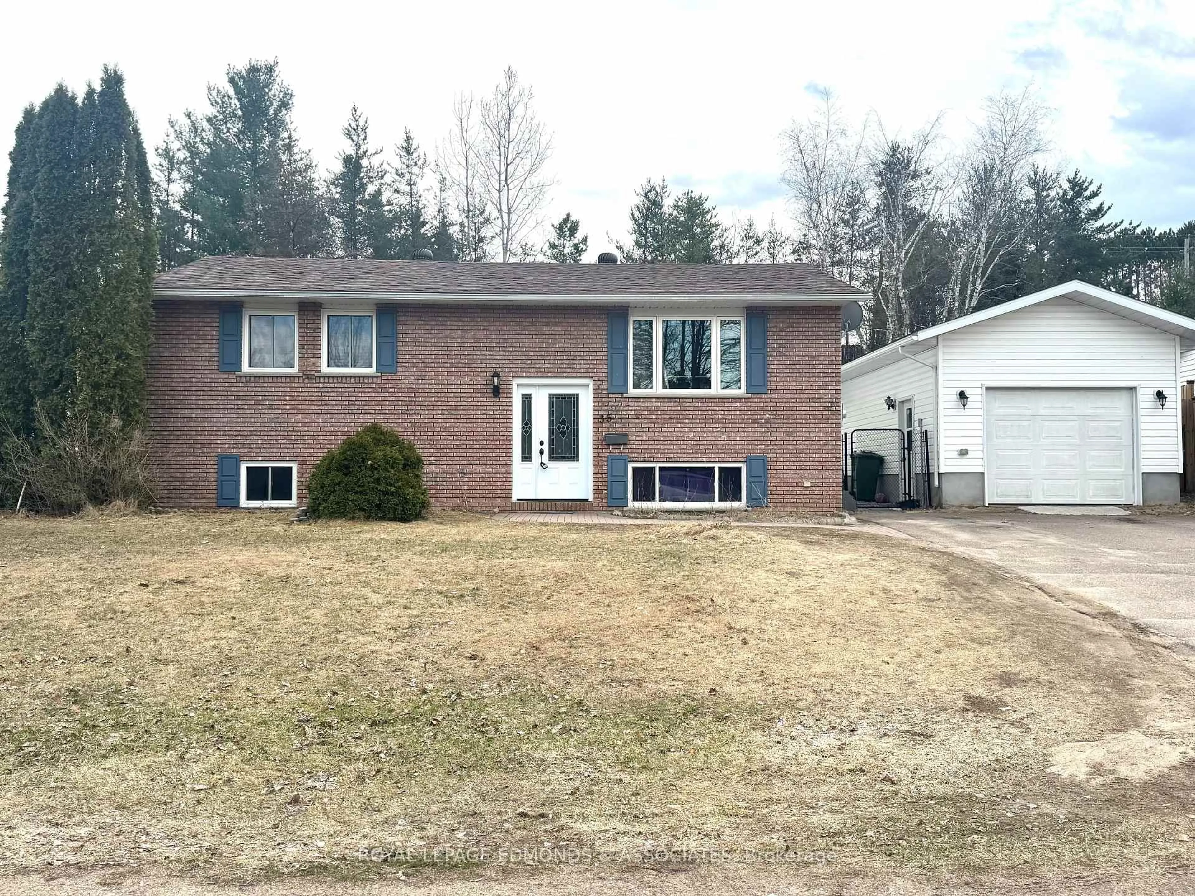 Unknown for 35 LAROCHE Cres, Petawawa Ontario K8H 3B6