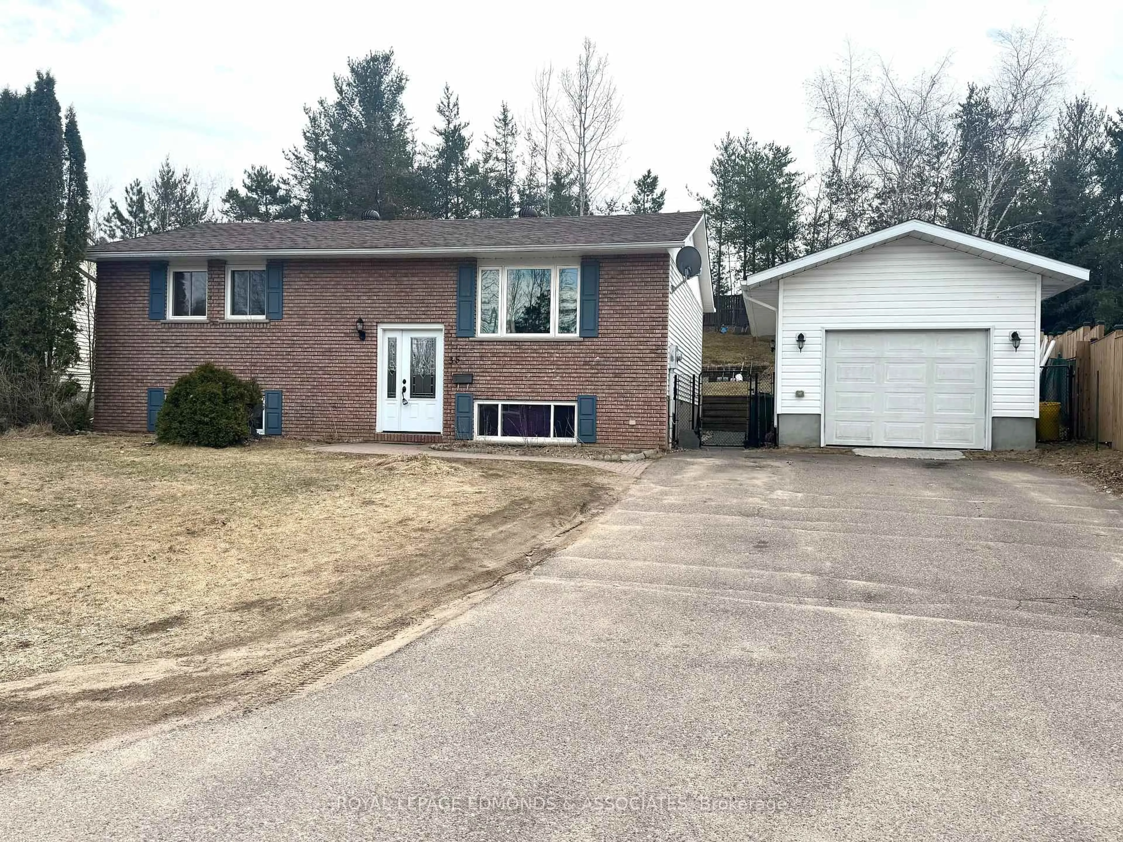 Unknown for 35 LAROCHE Cres, Petawawa Ontario K8H 3B6