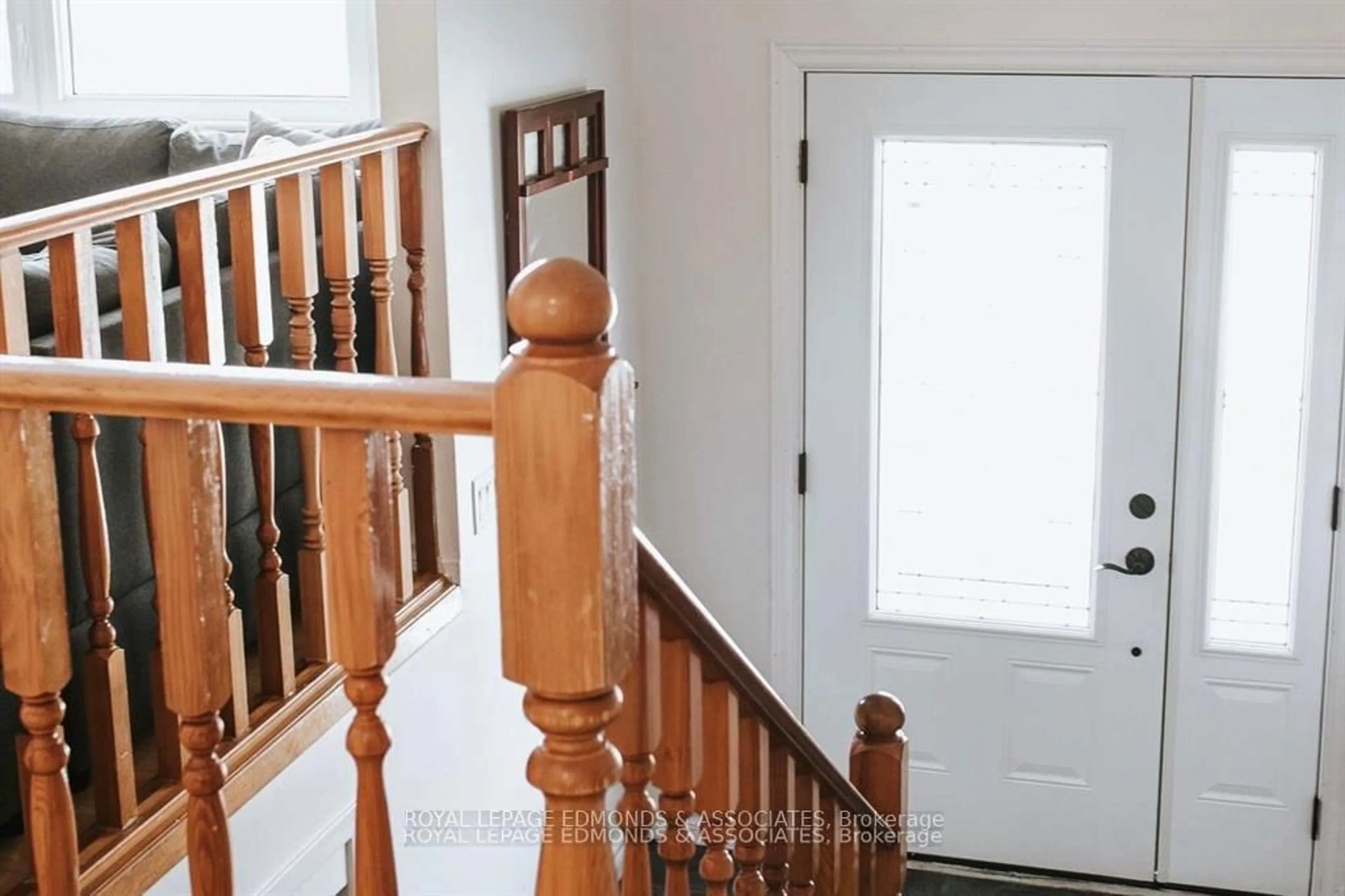 Indoor foyer for 35 LAROCHE Cres, Petawawa Ontario K8H 3B6