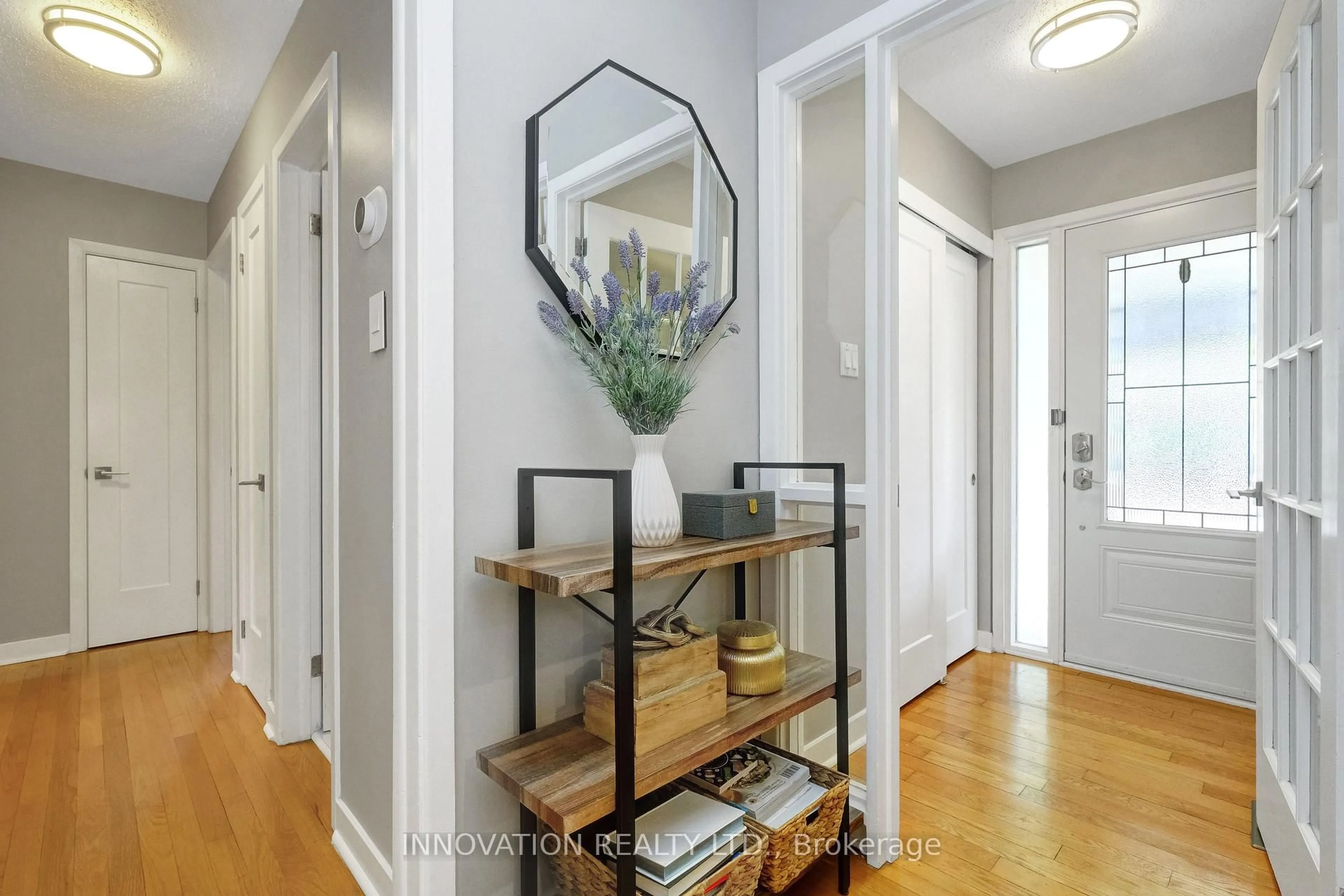 Indoor entryway for 51 Cleadon Dr, Ottawa Ontario K2H 5P4