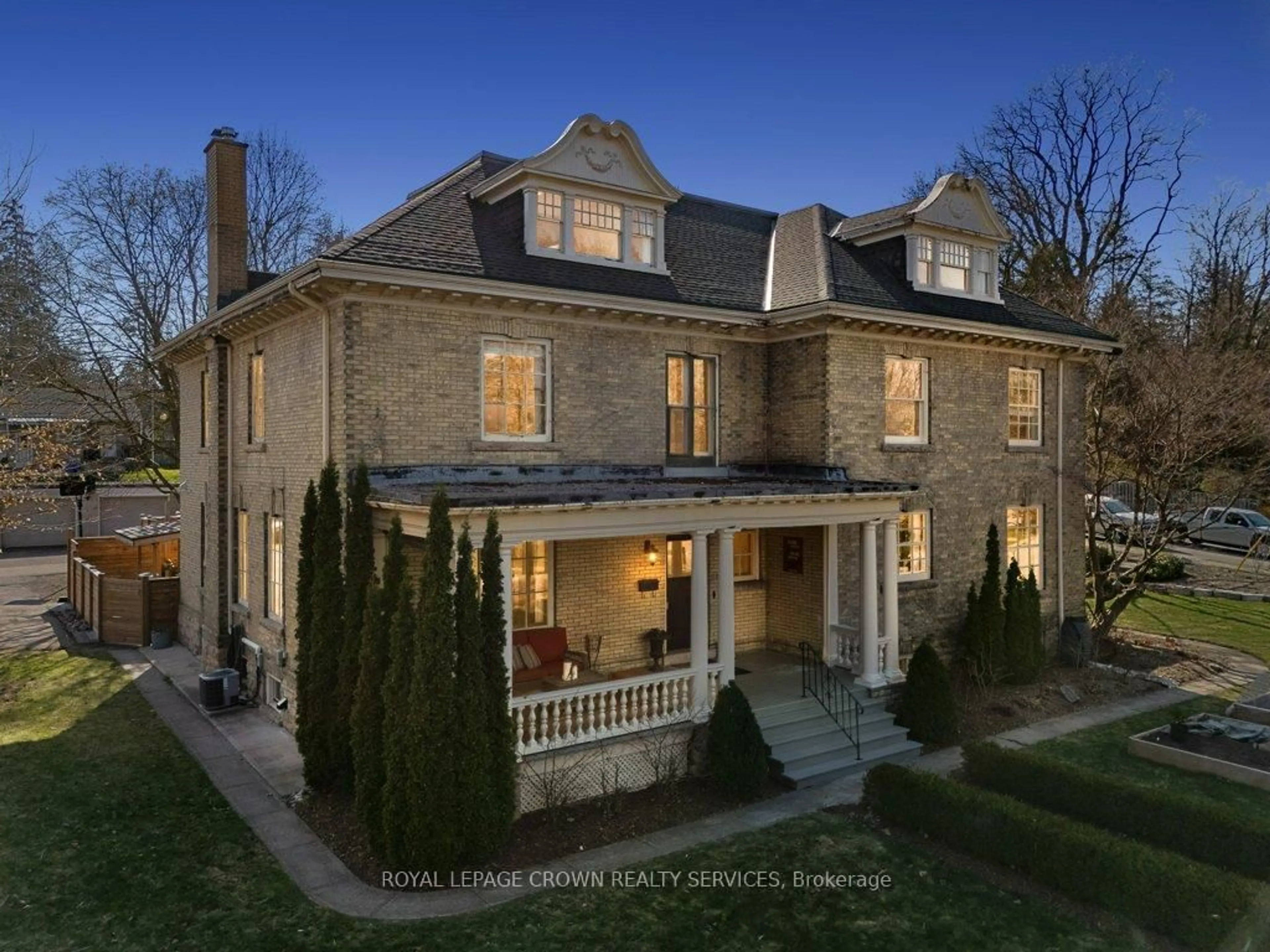 Home with brick exterior material, street for 52 Park Ave, Cambridge Ontario N1S 2S2
