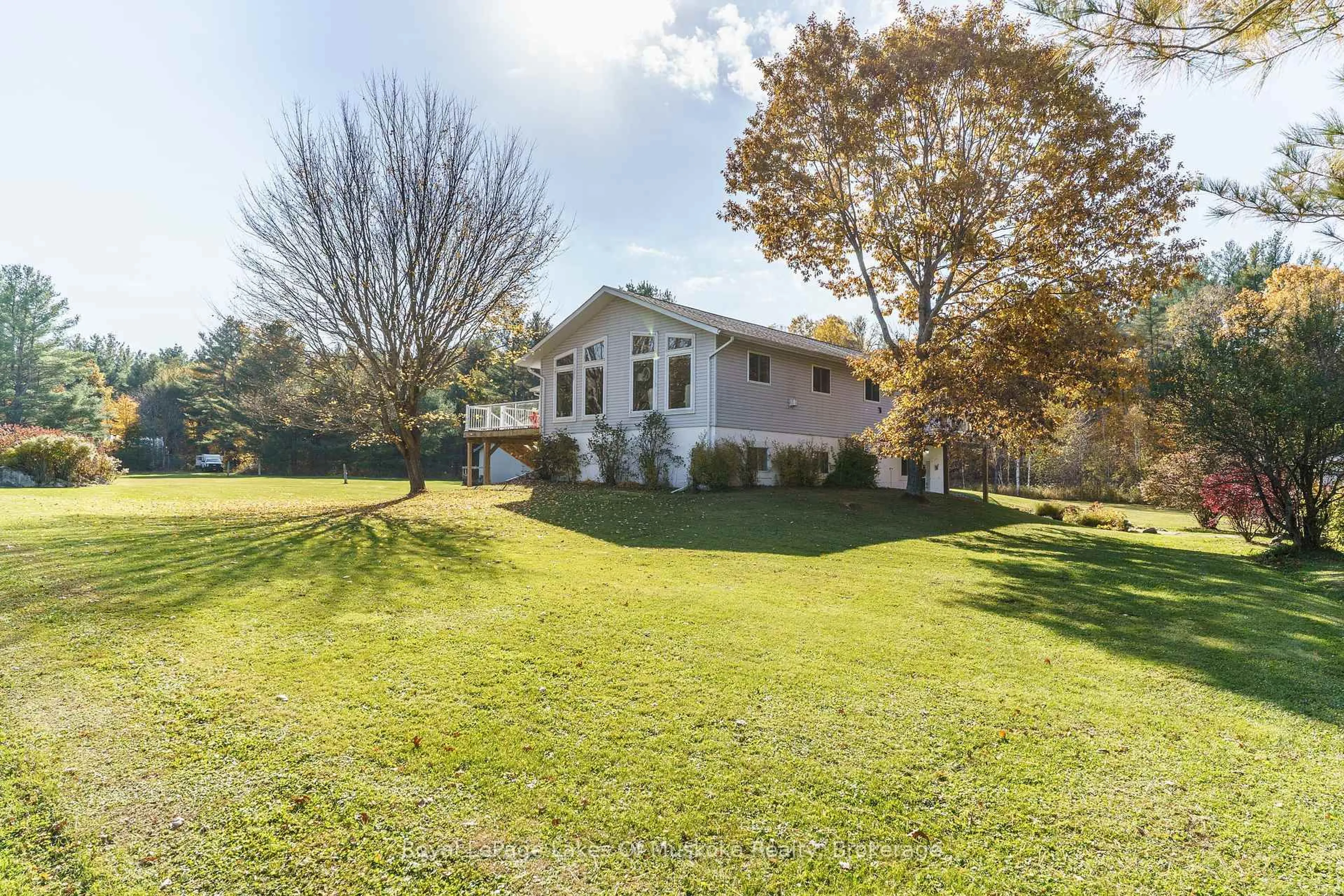 A pic from outside/outdoor area/front of a property/back of a property/a pic from drone, mountain view for 1394 REAY Rd, Gravenhurst Ontario P1P 1R3