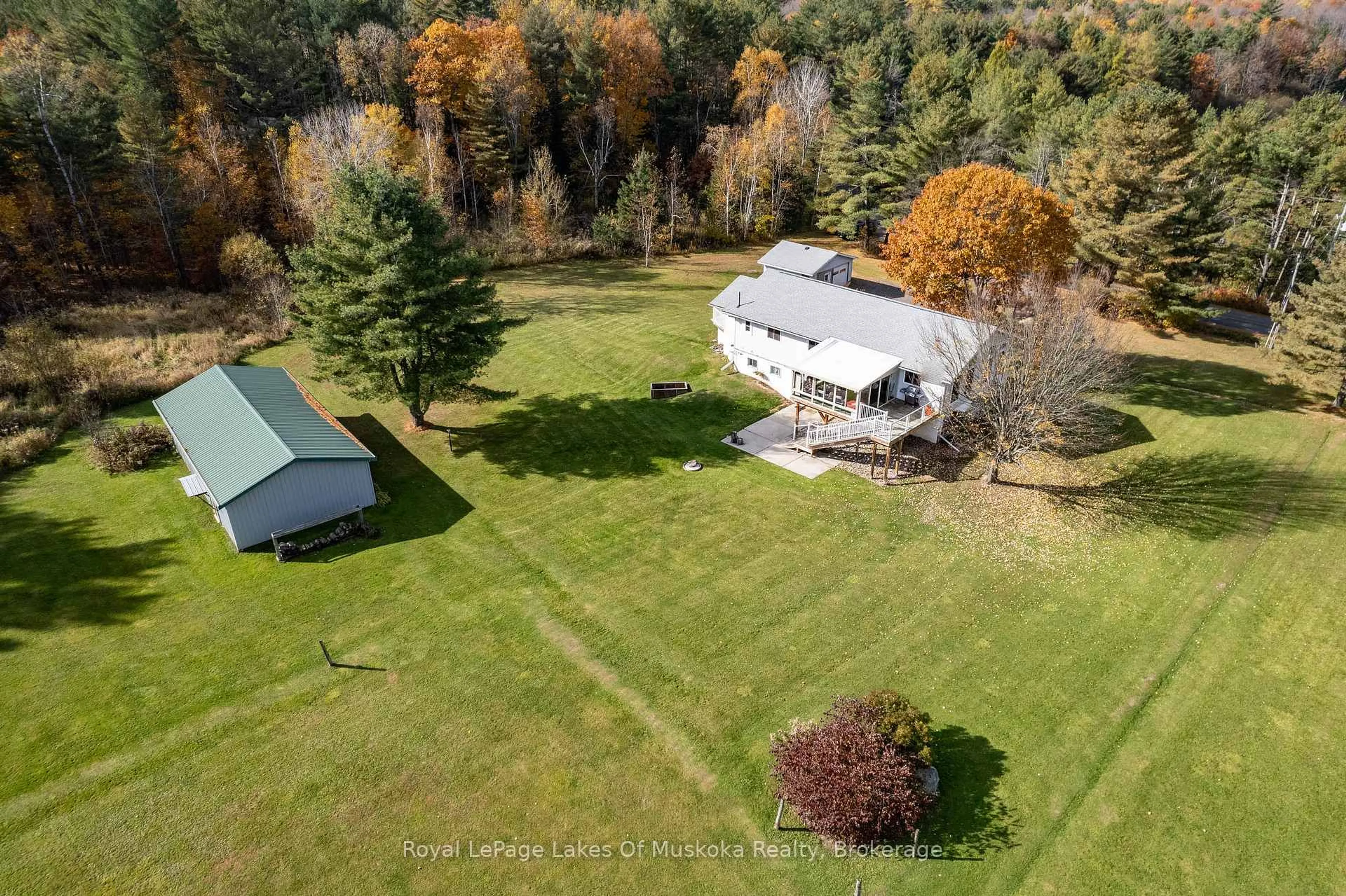 A pic from outside/outdoor area/front of a property/back of a property/a pic from drone, unknown for 1394 REAY Rd, Gravenhurst Ontario P1P 1R3