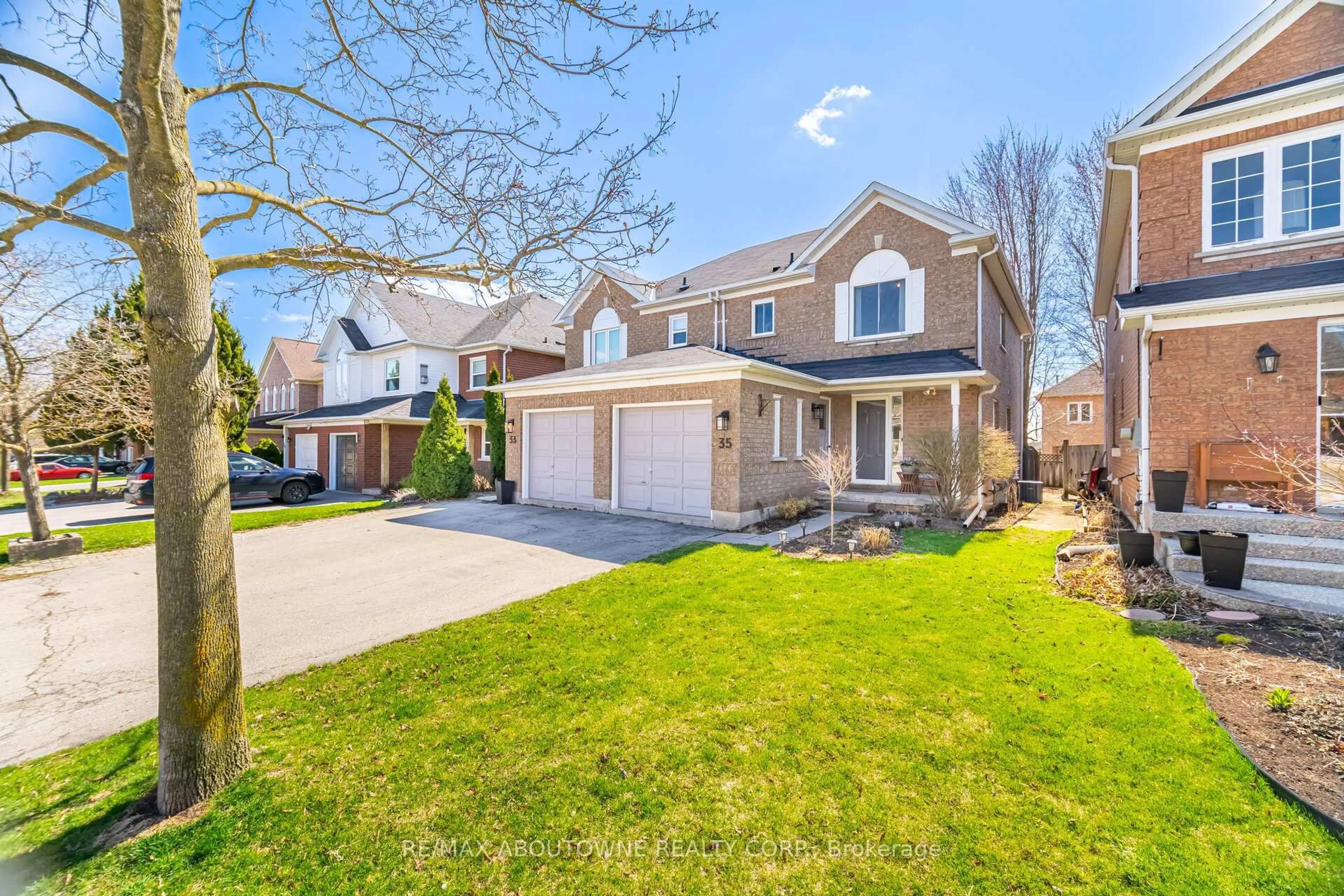 Home with vinyl exterior material, street for 35 Harnesworth Cres, Hamilton Ontario L0R 2H6