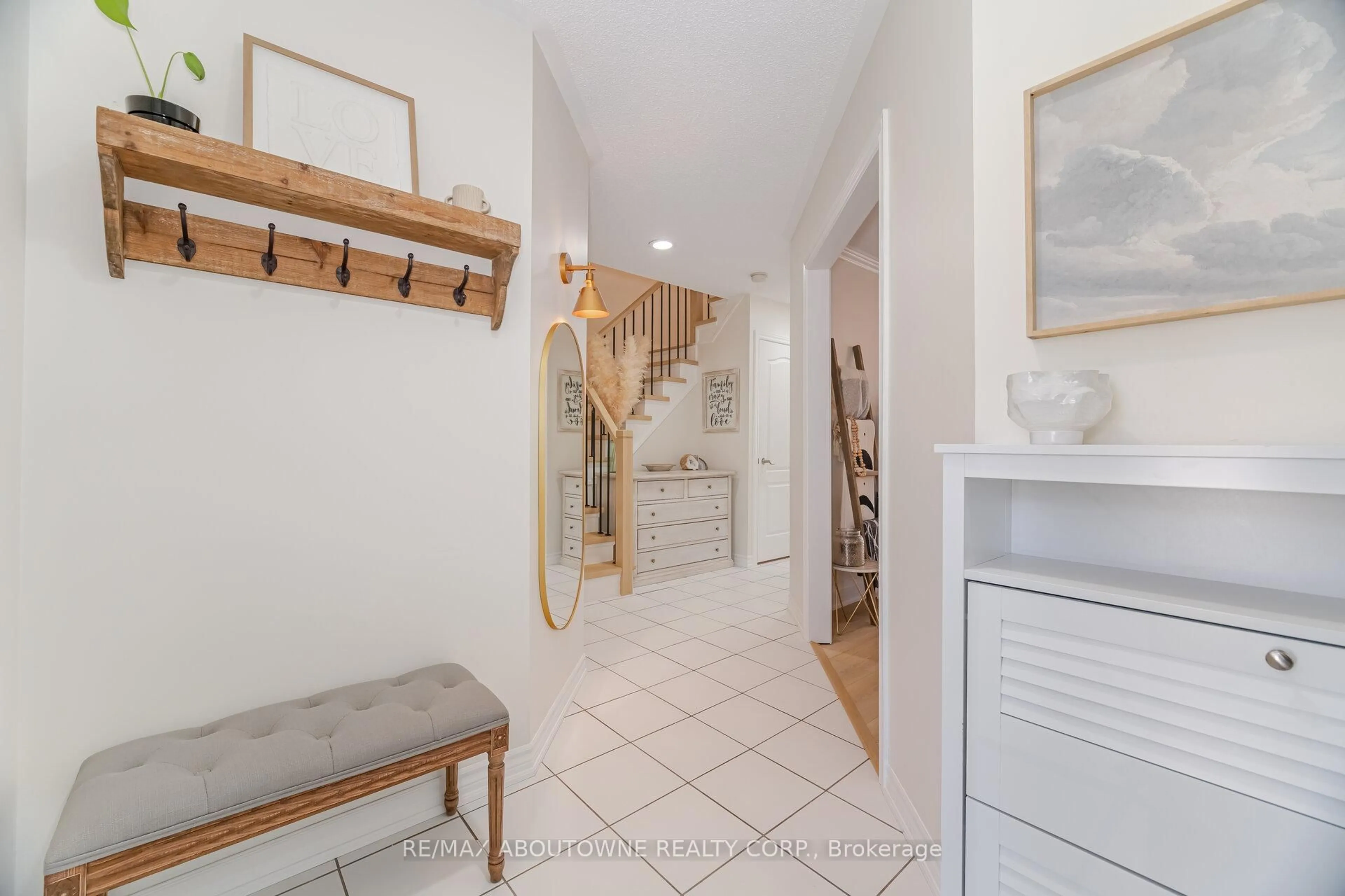 Indoor entryway for 35 Harnesworth Cres, Hamilton Ontario L0R 2H6