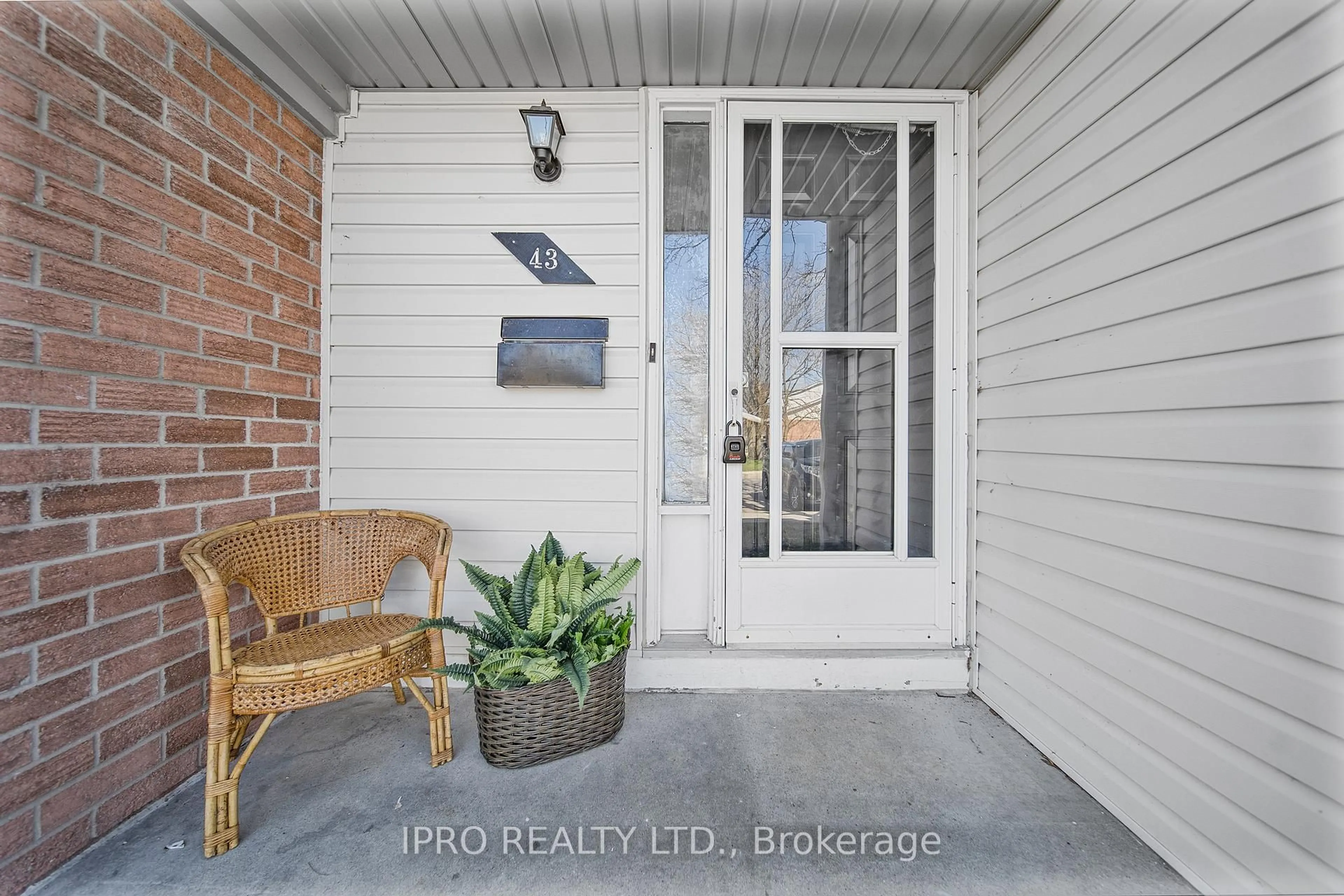 Indoor entryway for 40 Imperial Rd #43, Guelph Ontario N1H 8B4
