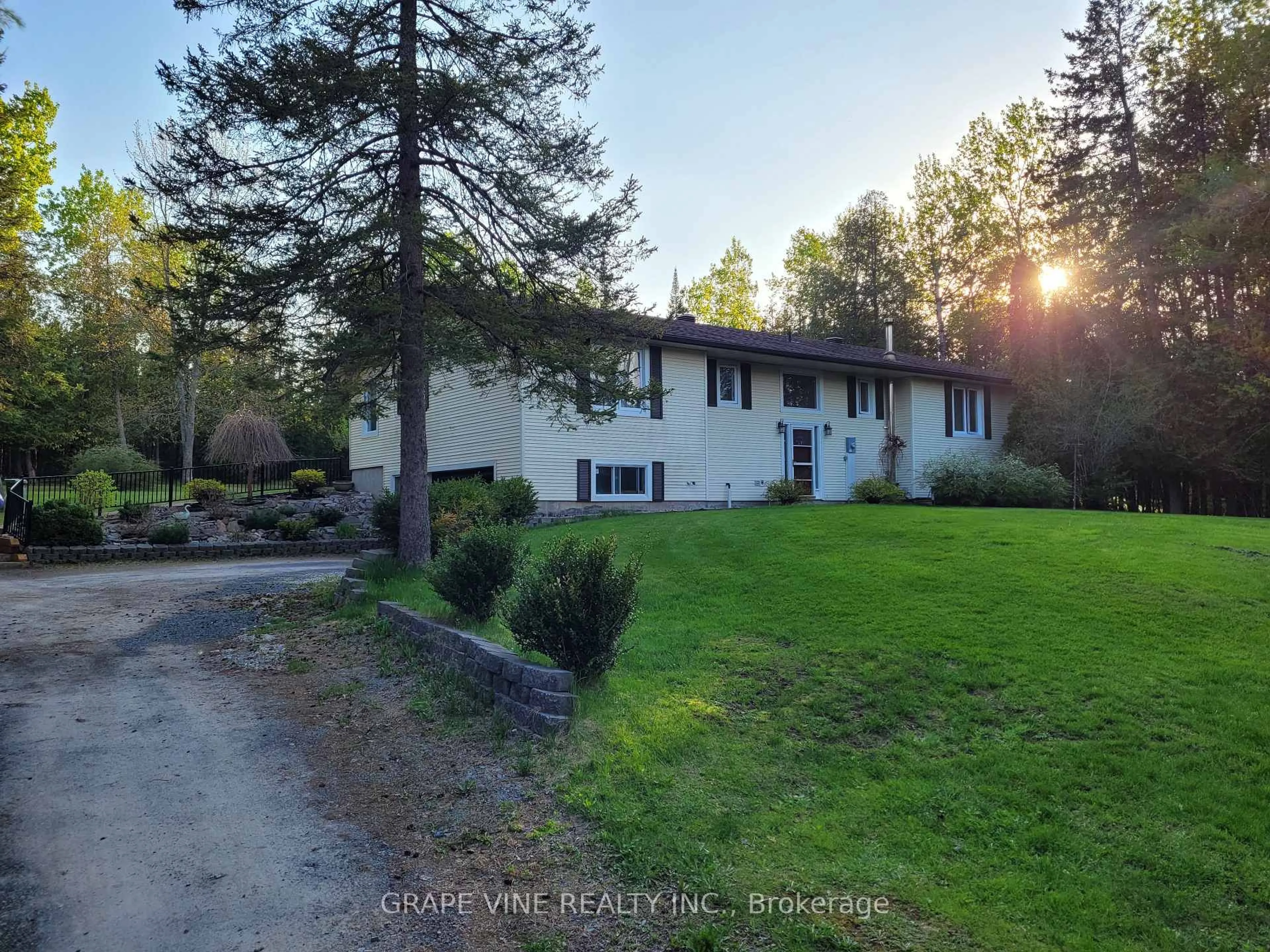 A pic from outside/outdoor area/front of a property/back of a property/a pic from drone, unknown for 4831 Torbolton Ridge Rd, Ottawa Ontario K0A 3M0