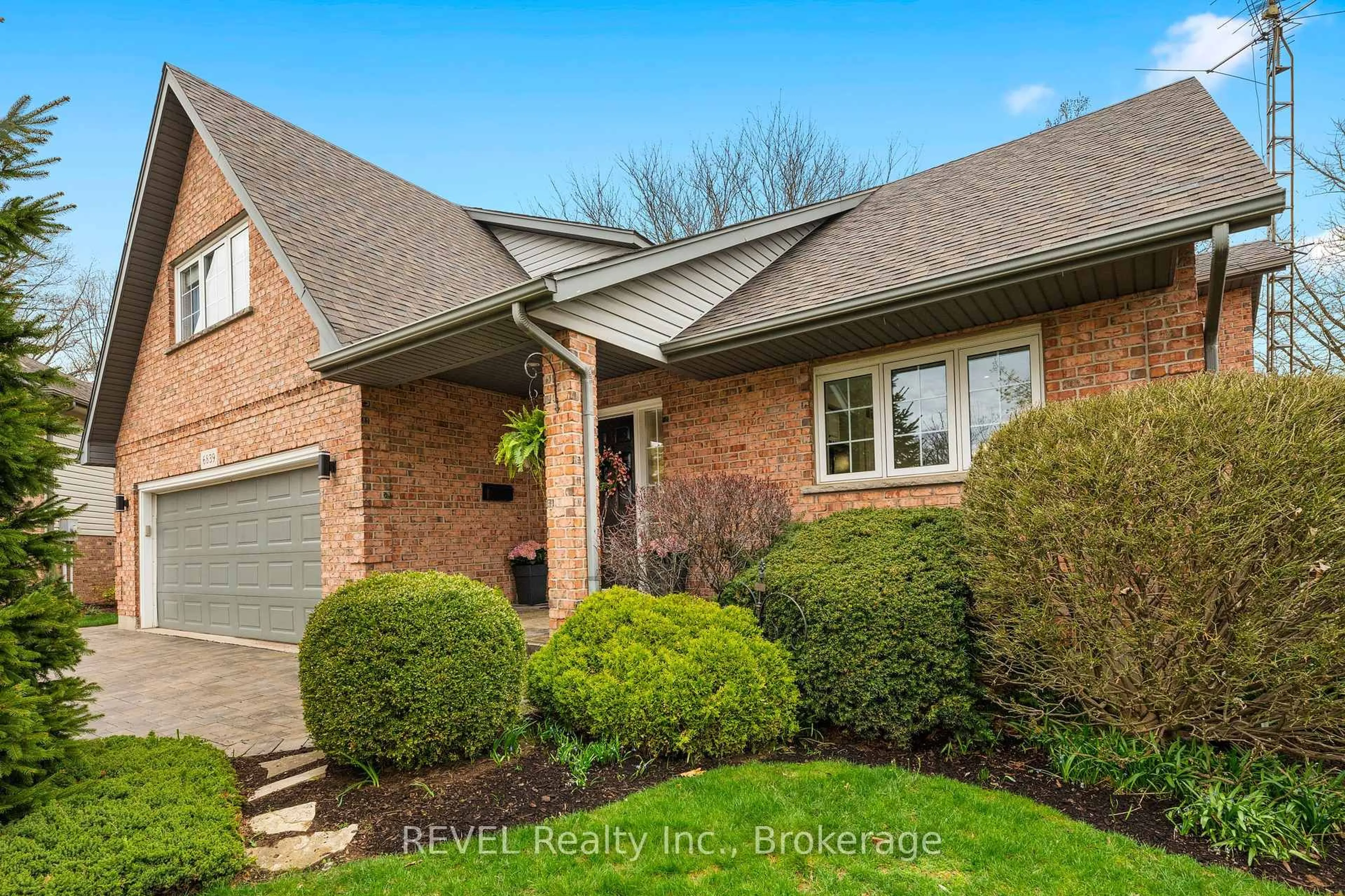 Home with brick exterior material, street for 6839 Imperial Crt, Niagara Falls Ontario L2G 7W9