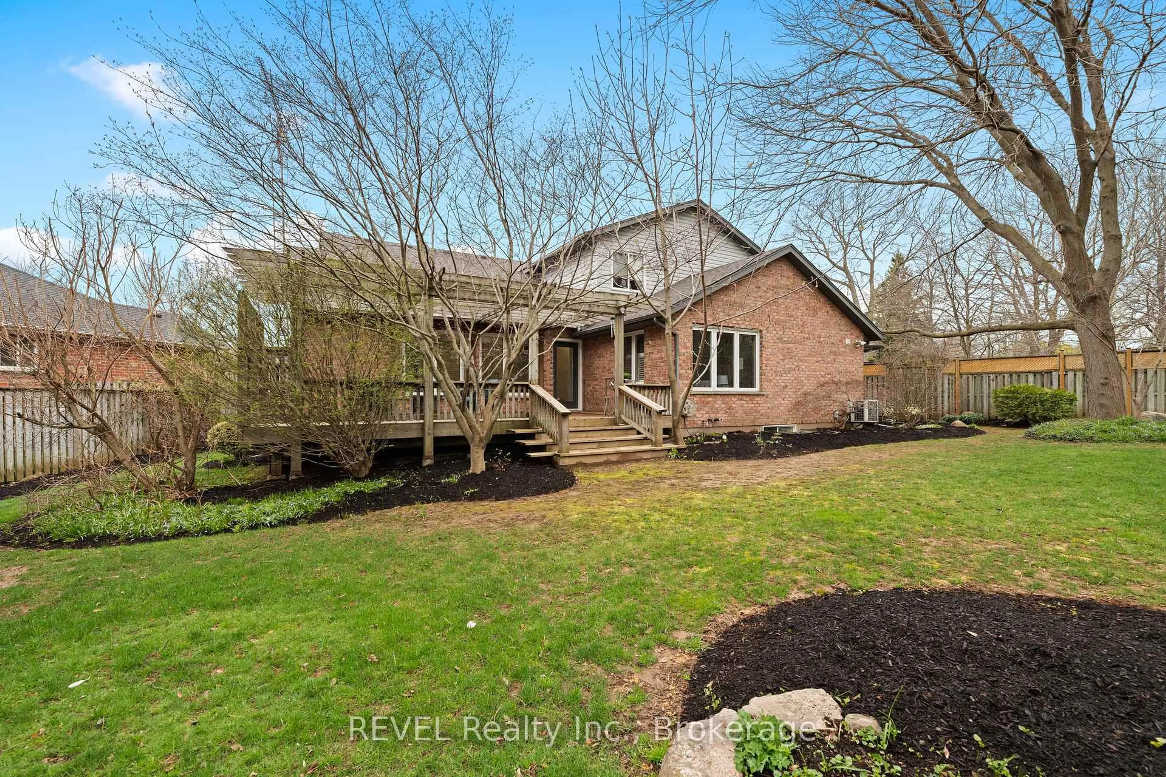 Home with brick exterior material, water/lake/river/ocean view for 6839 Imperial Crt, Niagara Falls Ontario L2G 7W9