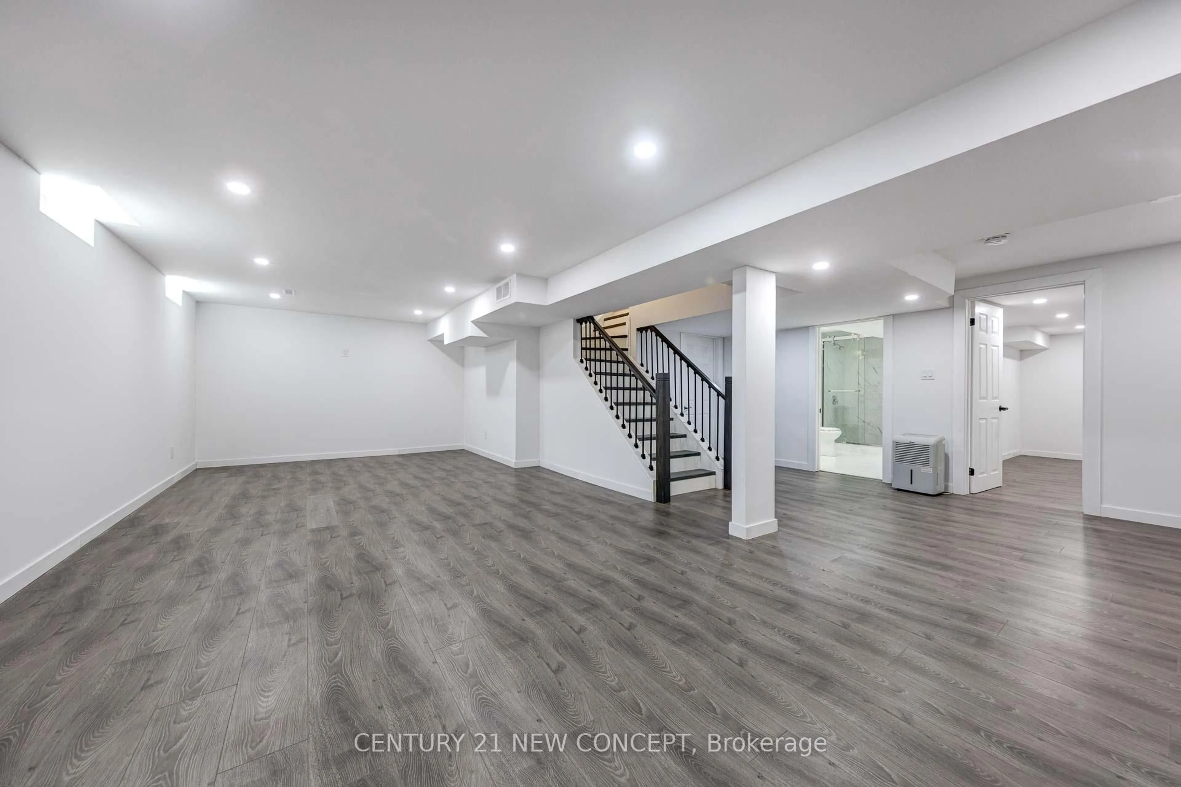 Indoor foyer for 21 Westland St, St. Catharines Ontario L2S 3T1
