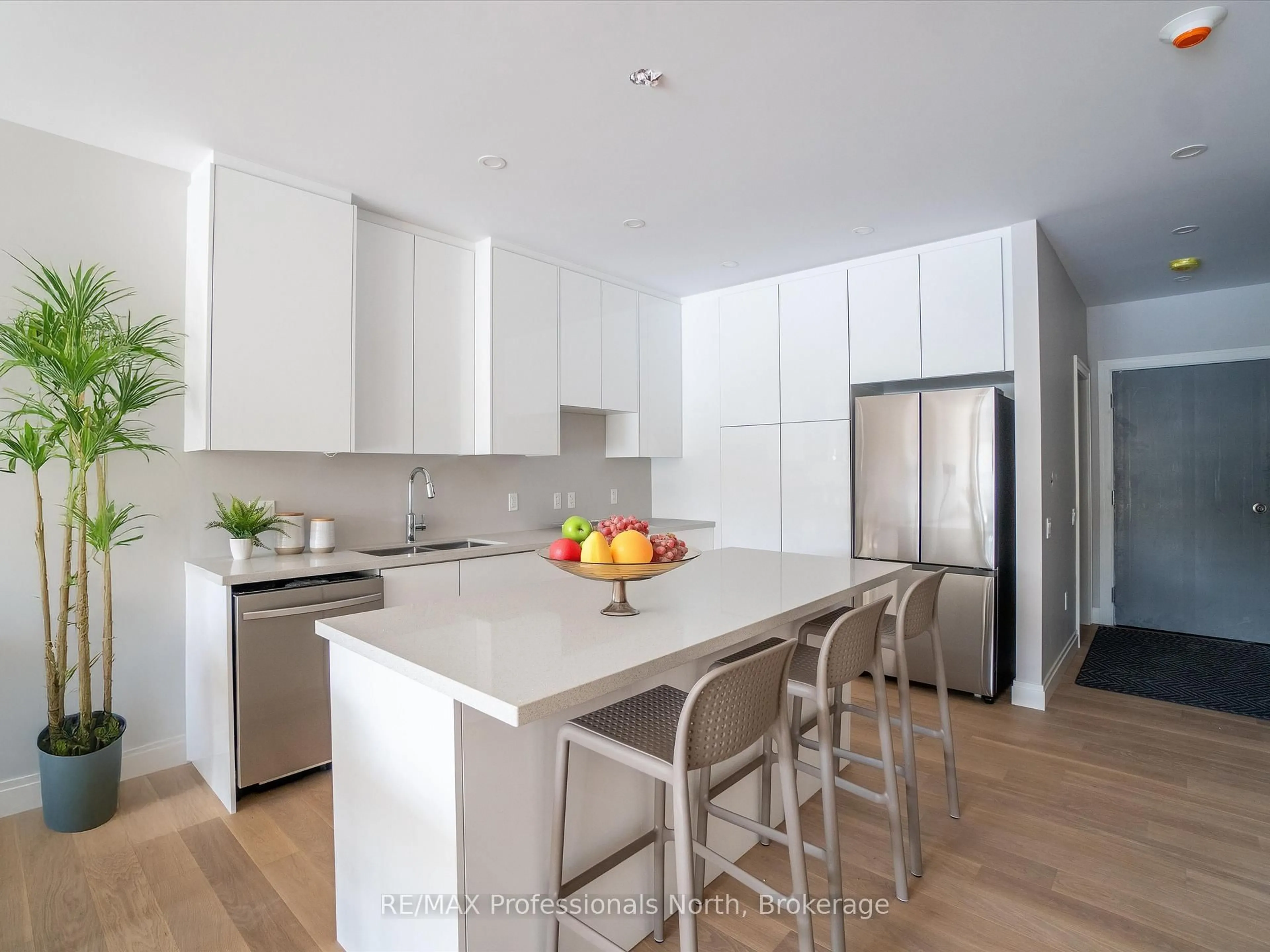Contemporary kitchen, unknown for 32 BRUNEL Rd #204, Huntsville Ontario P1H 1P5