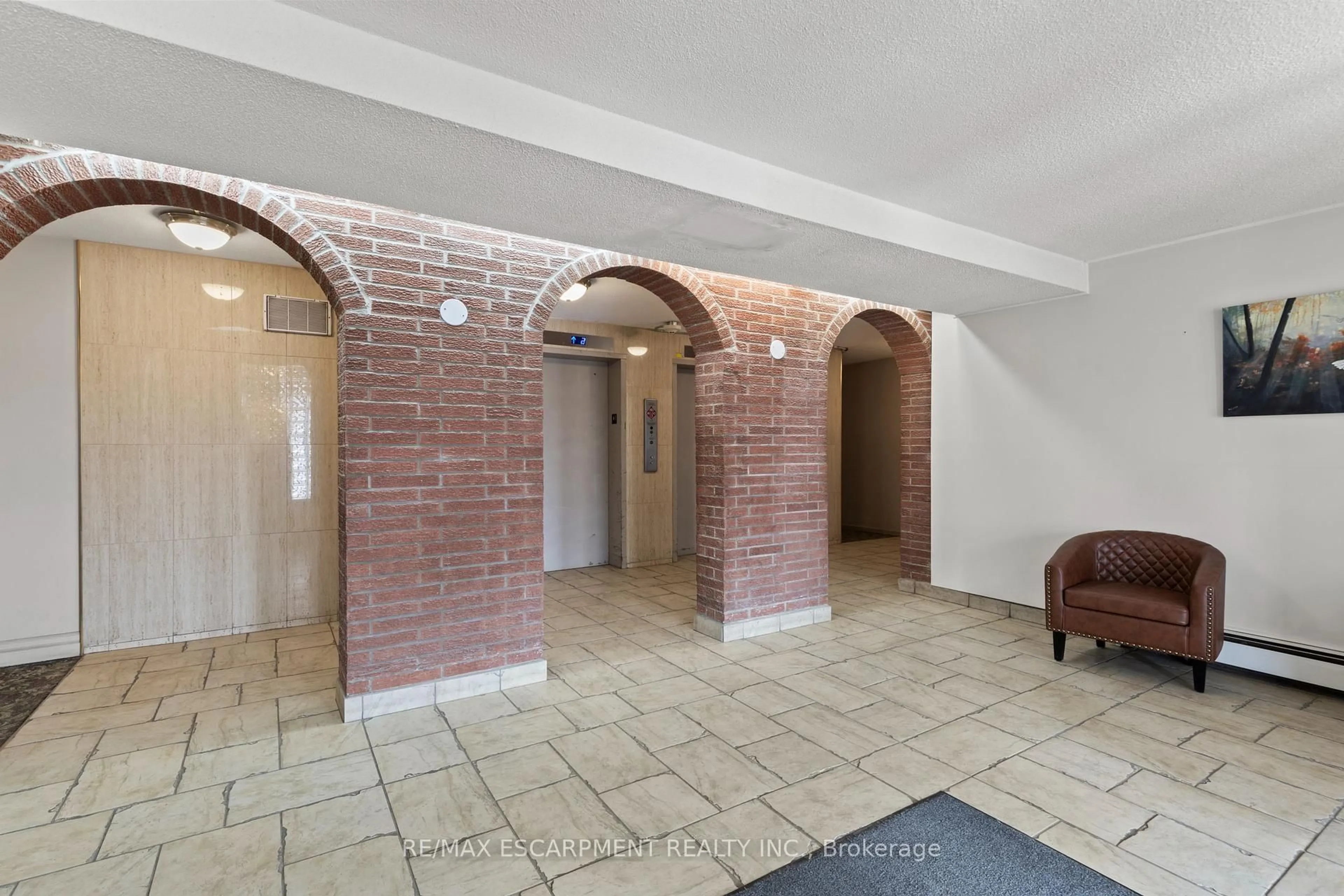 Indoor foyer for 851 Queenston Rd #105, Hamilton Ontario L8G 1B4