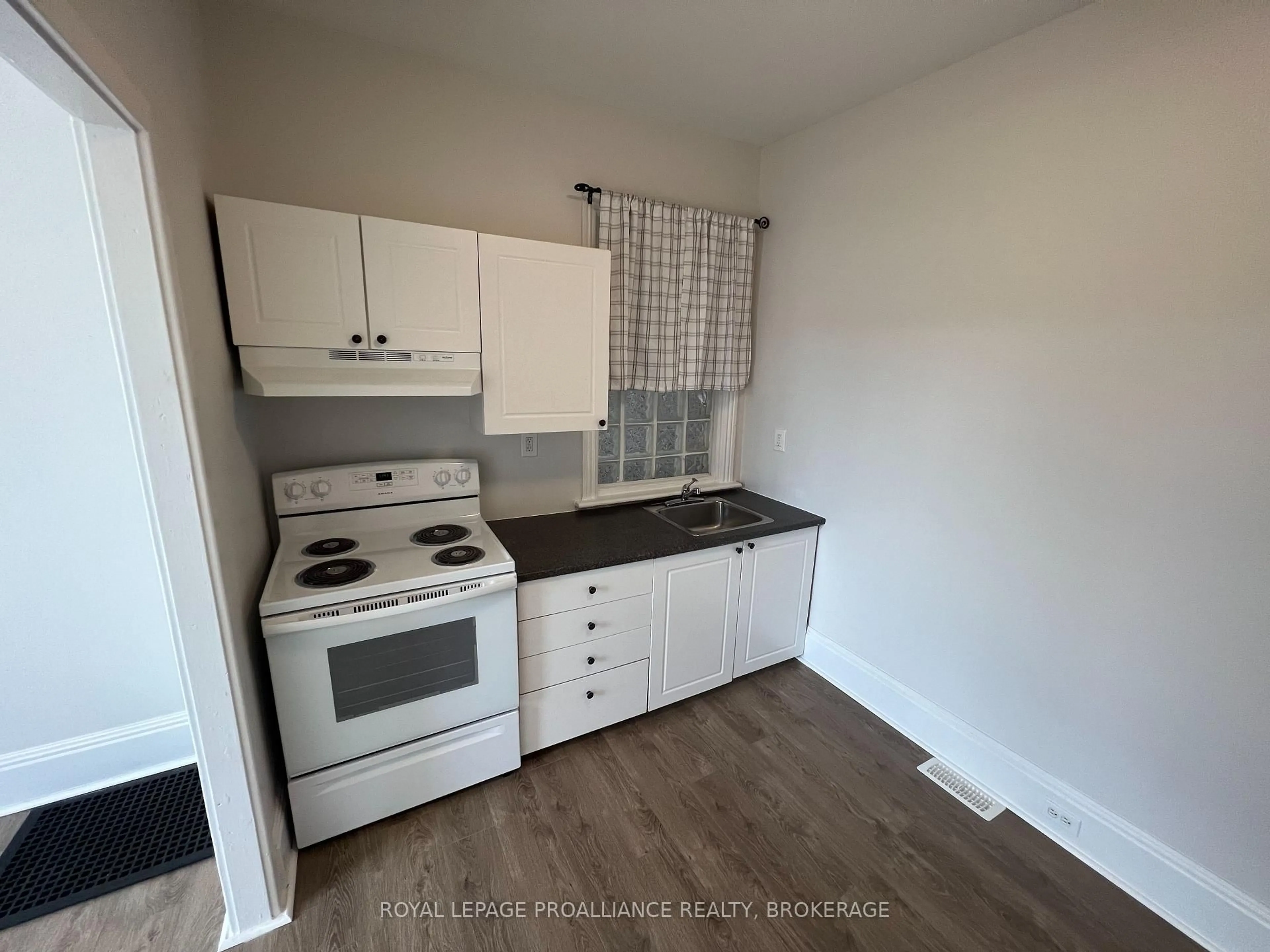 Standard kitchen, unknown for 246-248 Wellington St, Kingston Ontario K7K 2Y8