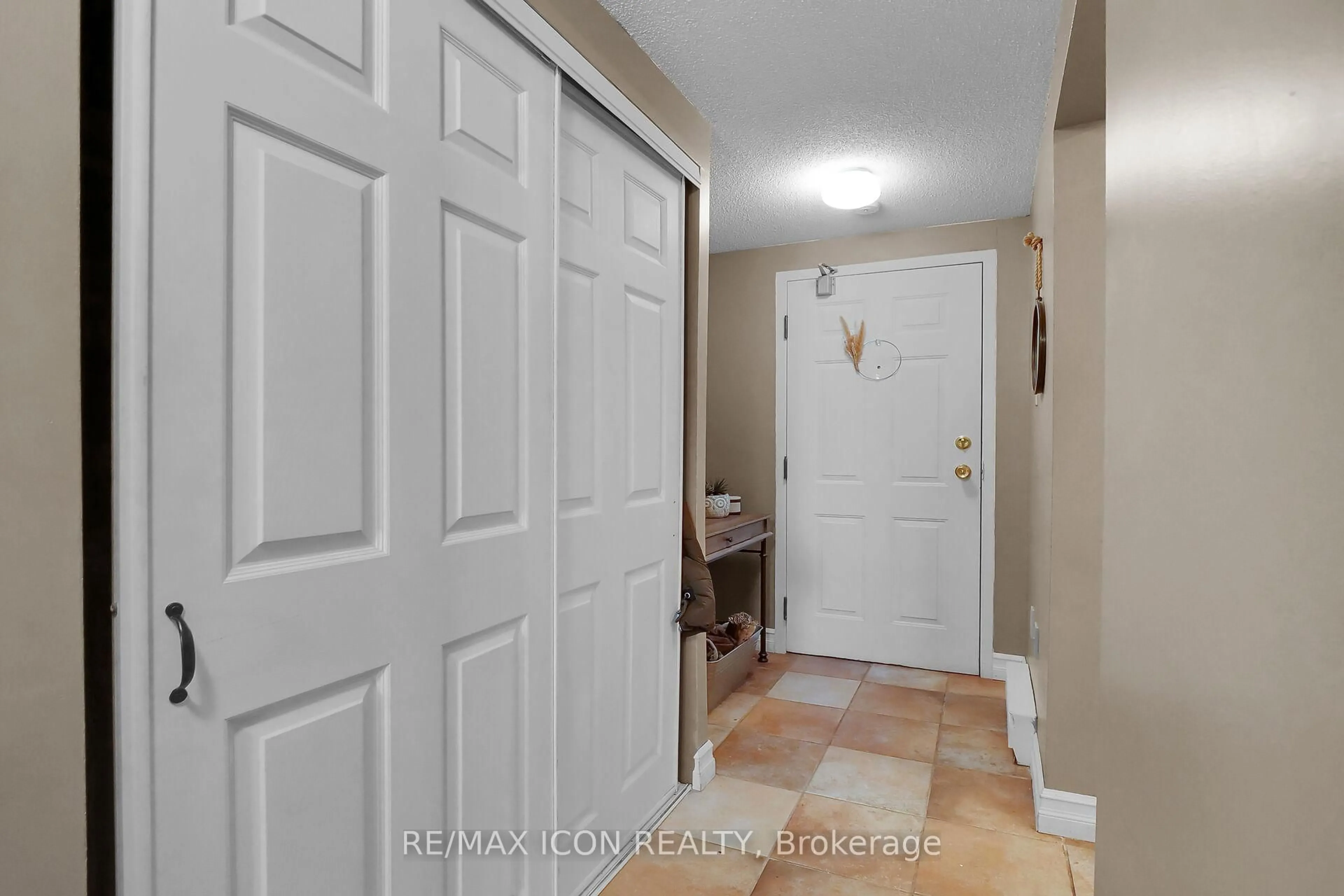Indoor entryway for 31 Victoria St #408, Strathroy-Caradoc Ontario N7G 3Y4