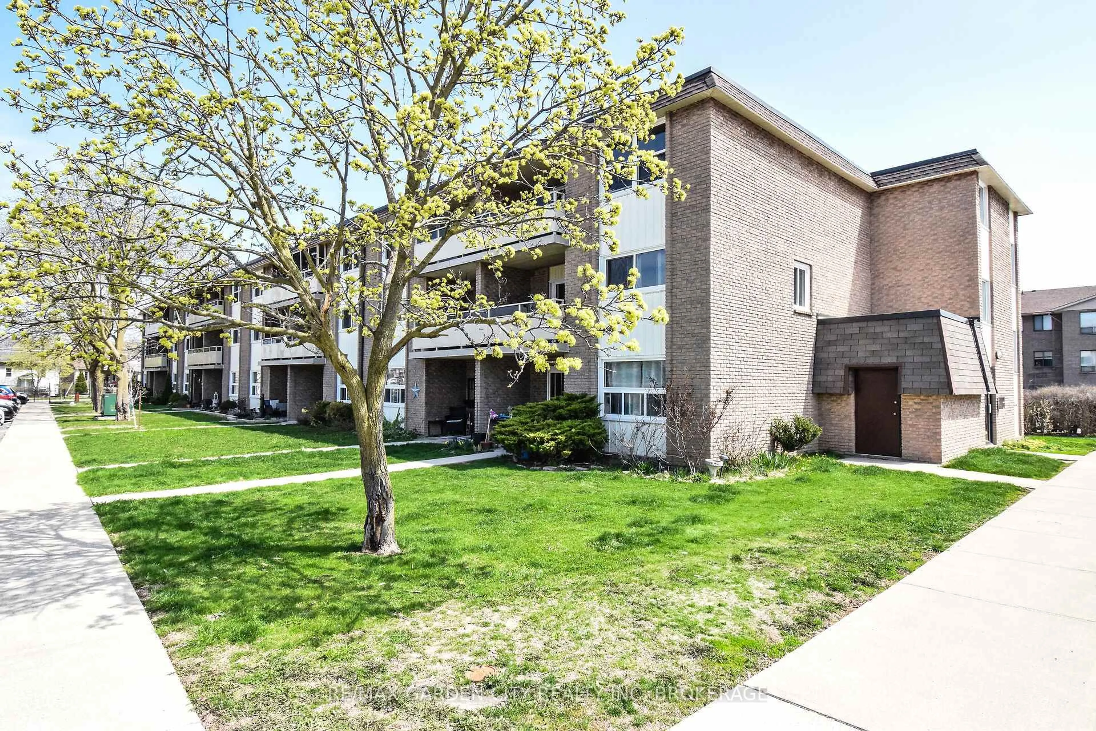 Patio, street for 41 Rykert St #105, St. Catharines Ontario L2S 3A4
