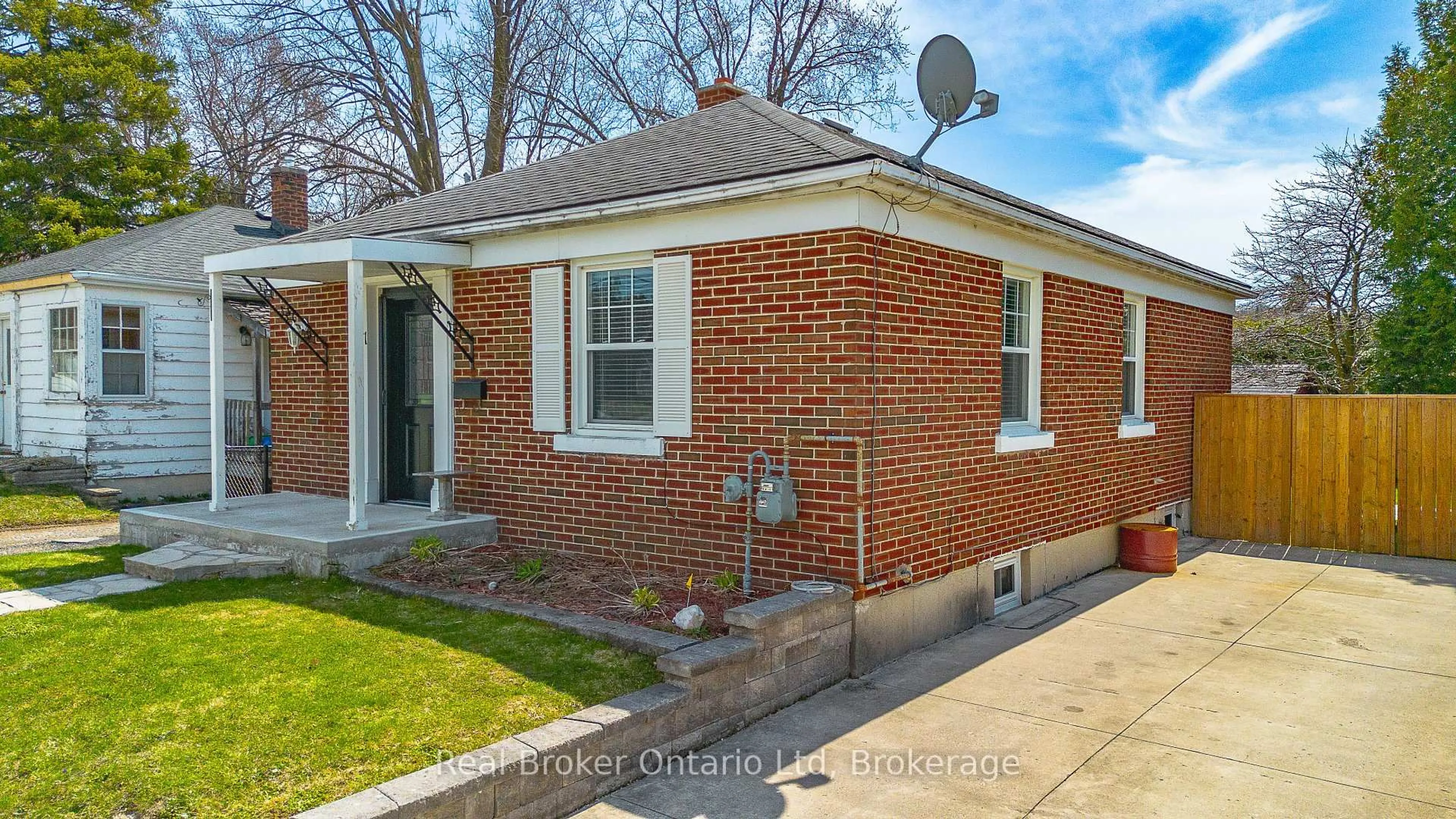 Home with brick exterior material, street for 741 6th St, Owen Sound Ontario N4K 1G6