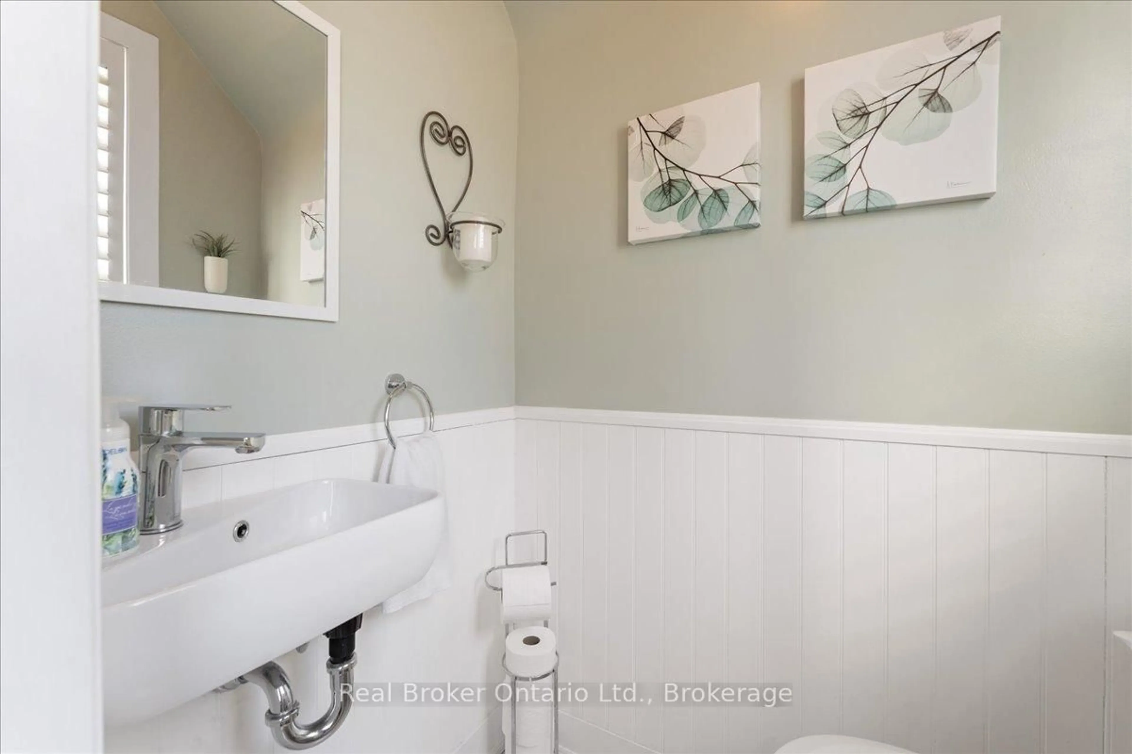 Contemporary bathroom, ceramic/tile floor for 6180 CORWIN Ave, Niagara Falls Ontario L2G 5L8