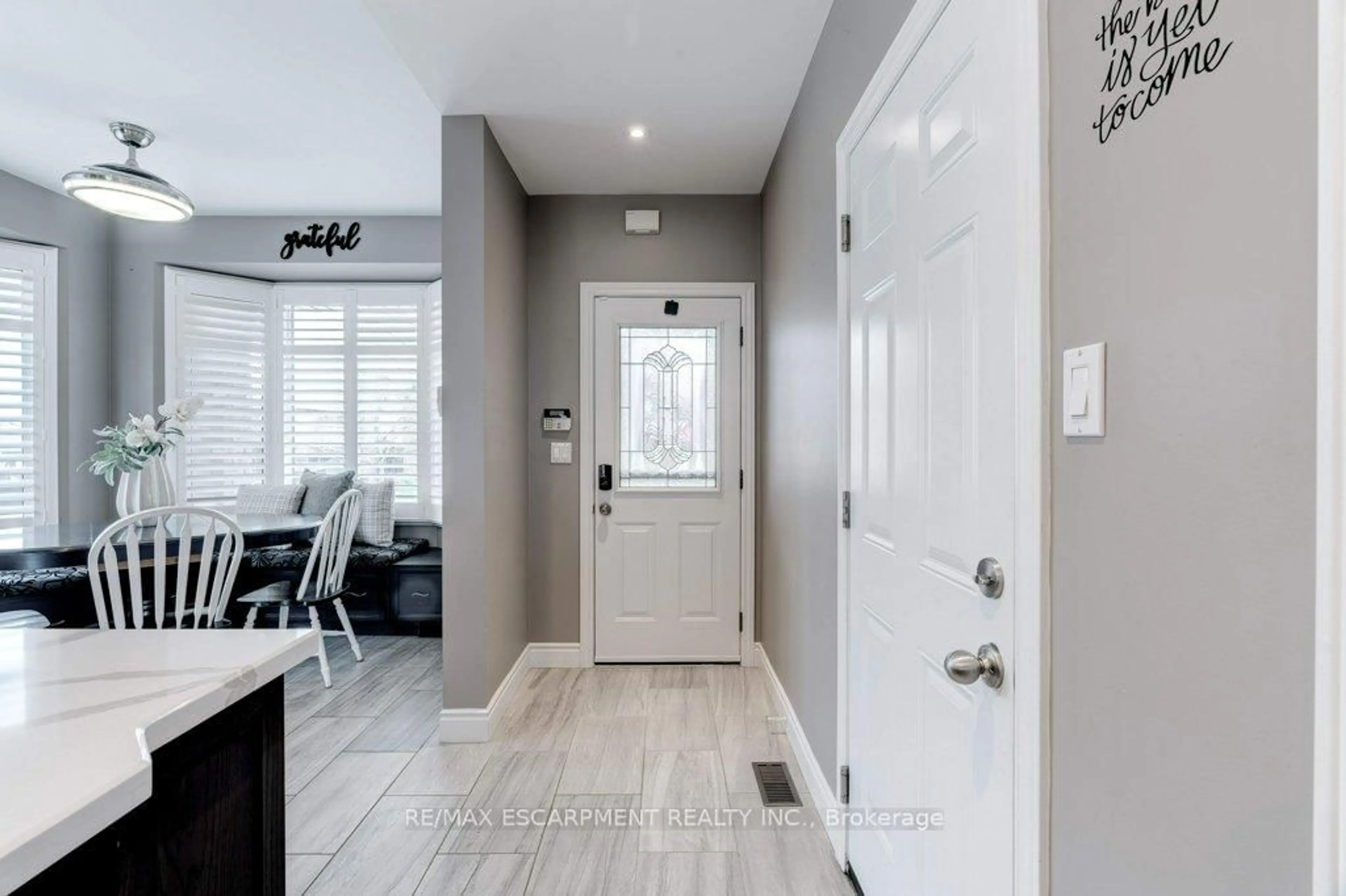 Indoor entryway for 62 Corinaldo Dr, Hamilton Ontario L8W 3V7