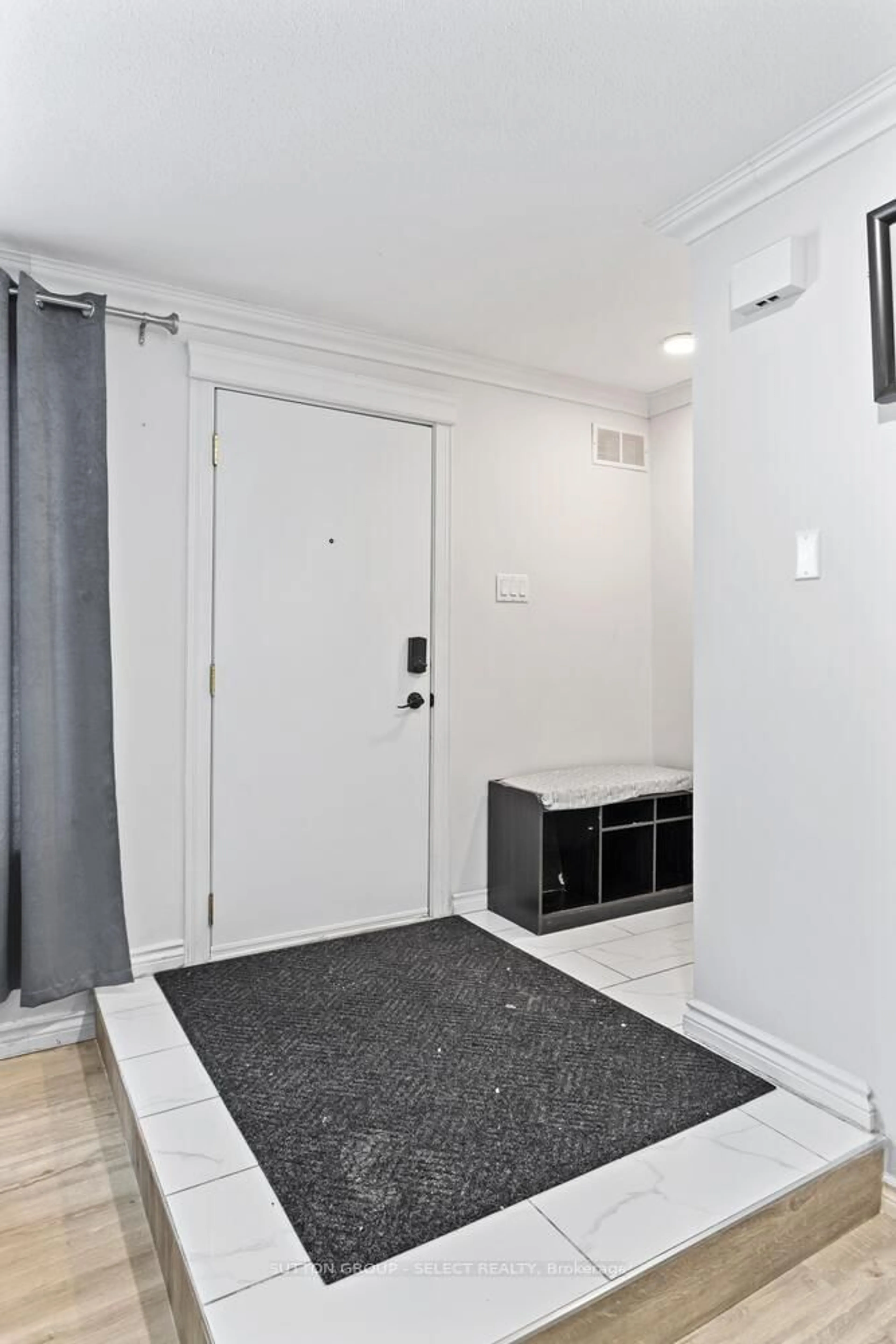 Indoor entryway for 25 Cottonwood Cres, London North Ontario N6G 2Y7