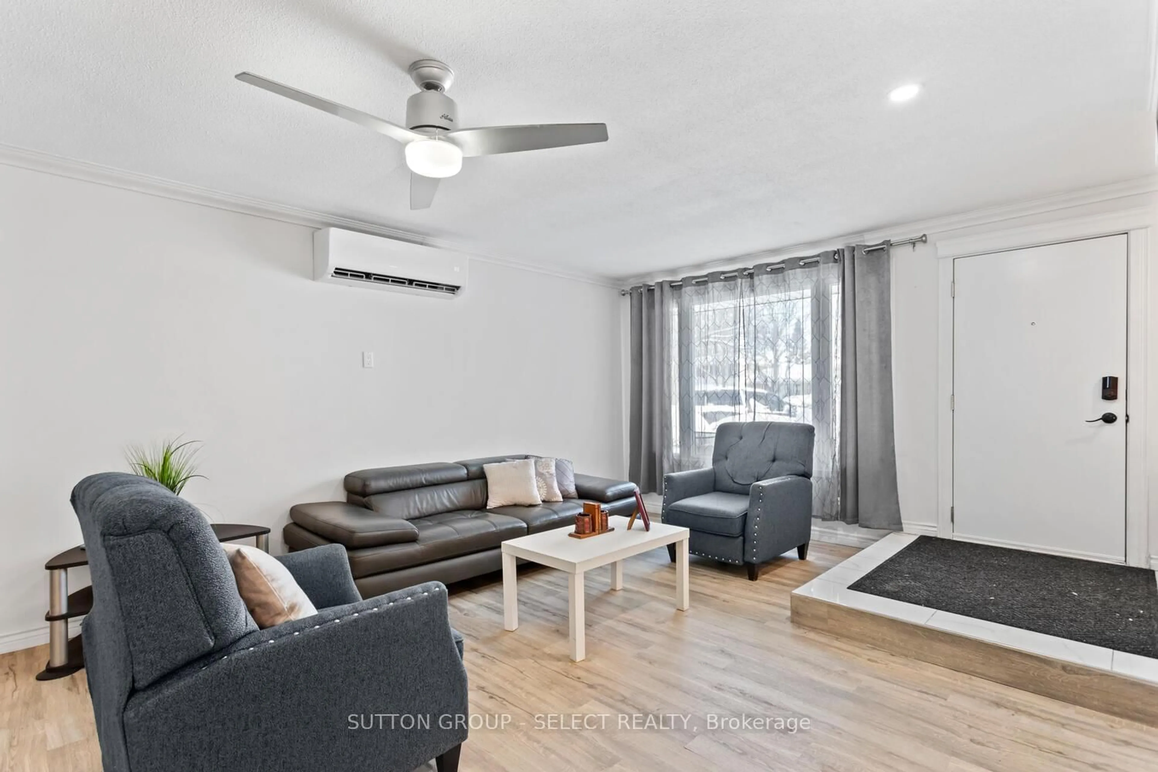 Living room with furniture, wood/laminate floor for 25 Cottonwood Cres, London North Ontario N6G 2Y7