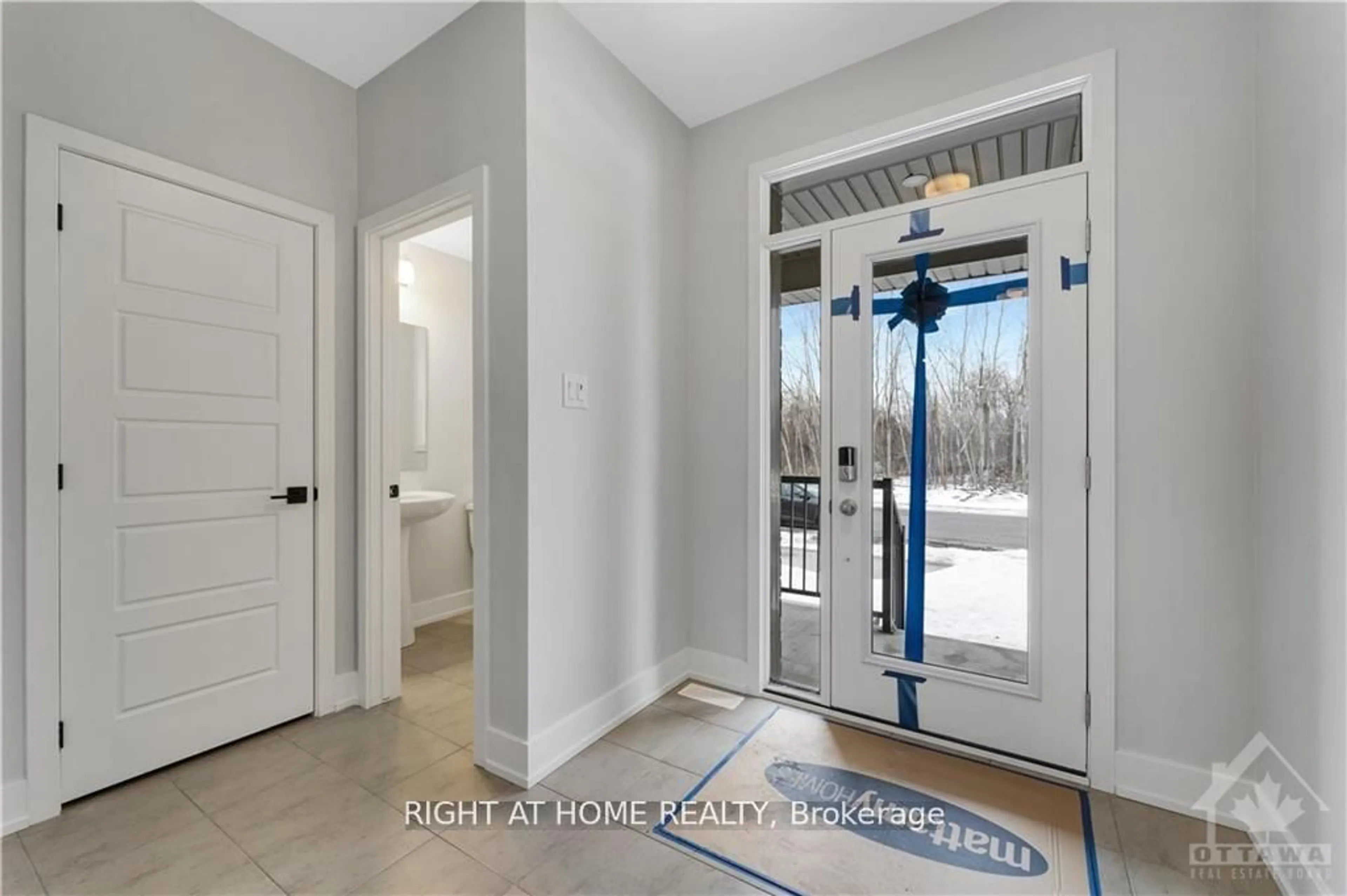 Indoor entryway for 831 Derreen Ave, Stittsville Ontario K2S 3A7