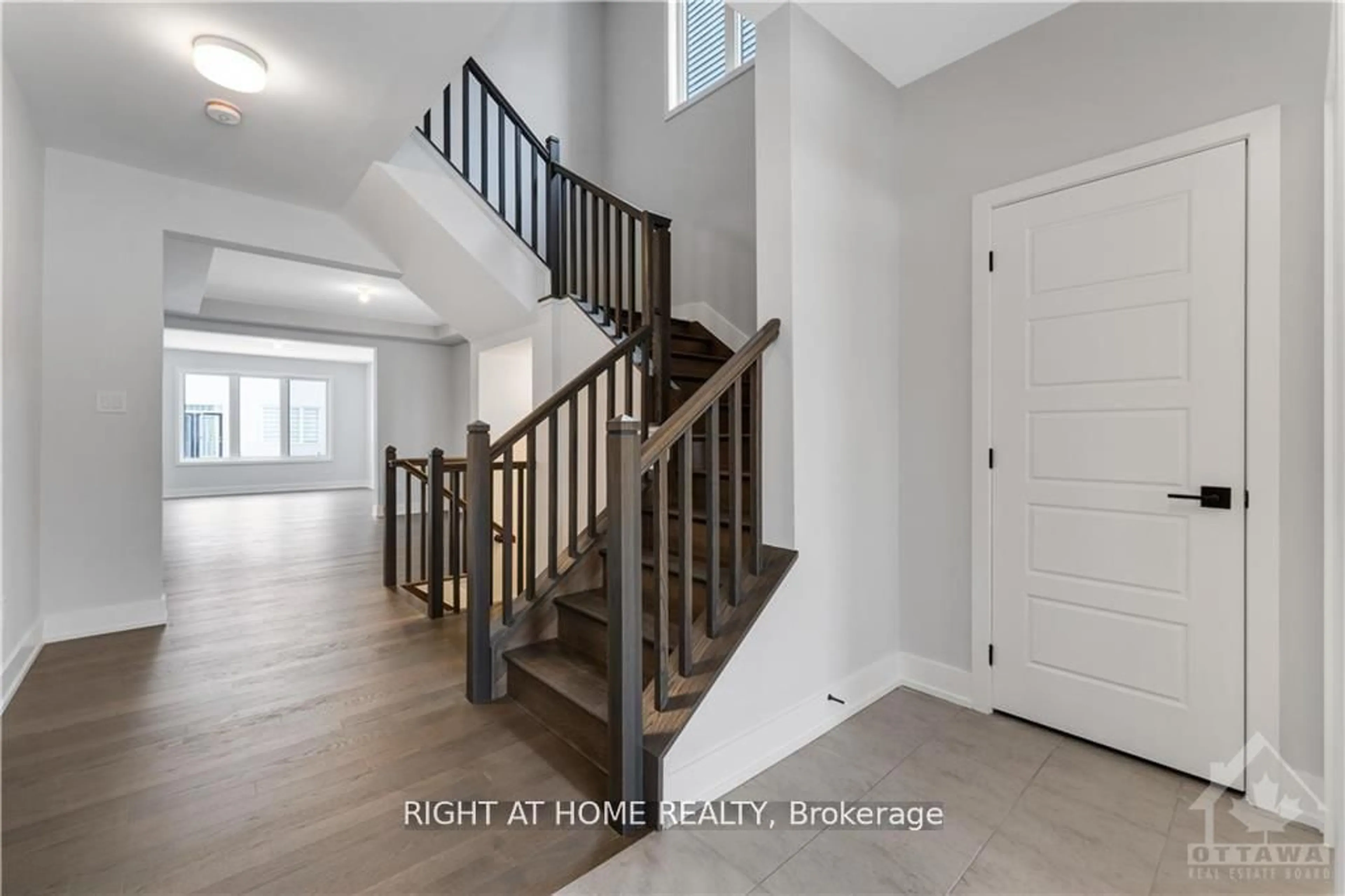 Indoor entryway for 831 Derreen Ave, Stittsville Ontario K2S 3A7