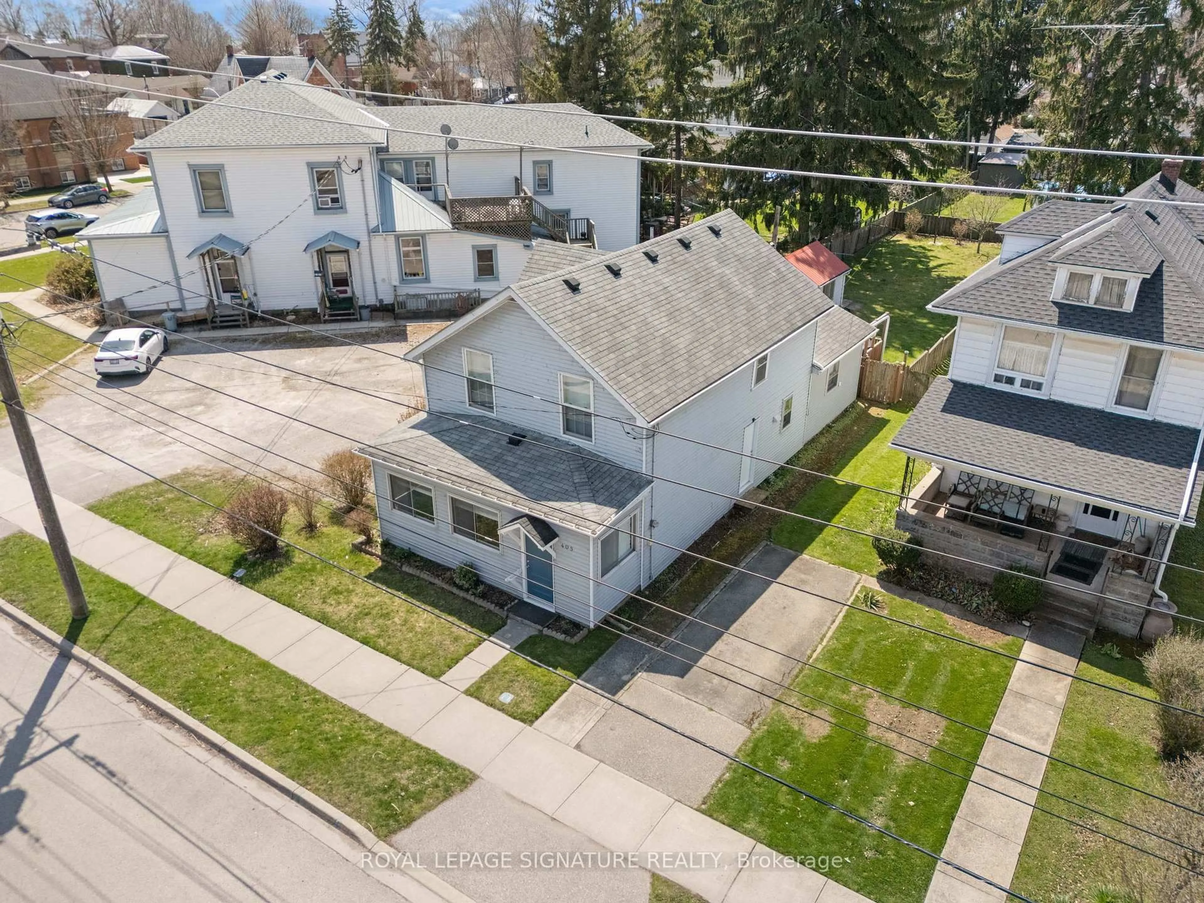 A pic from outside/outdoor area/front of a property/back of a property/a pic from drone, street for 405 St George St, Norfolk Ontario N0A 1N0
