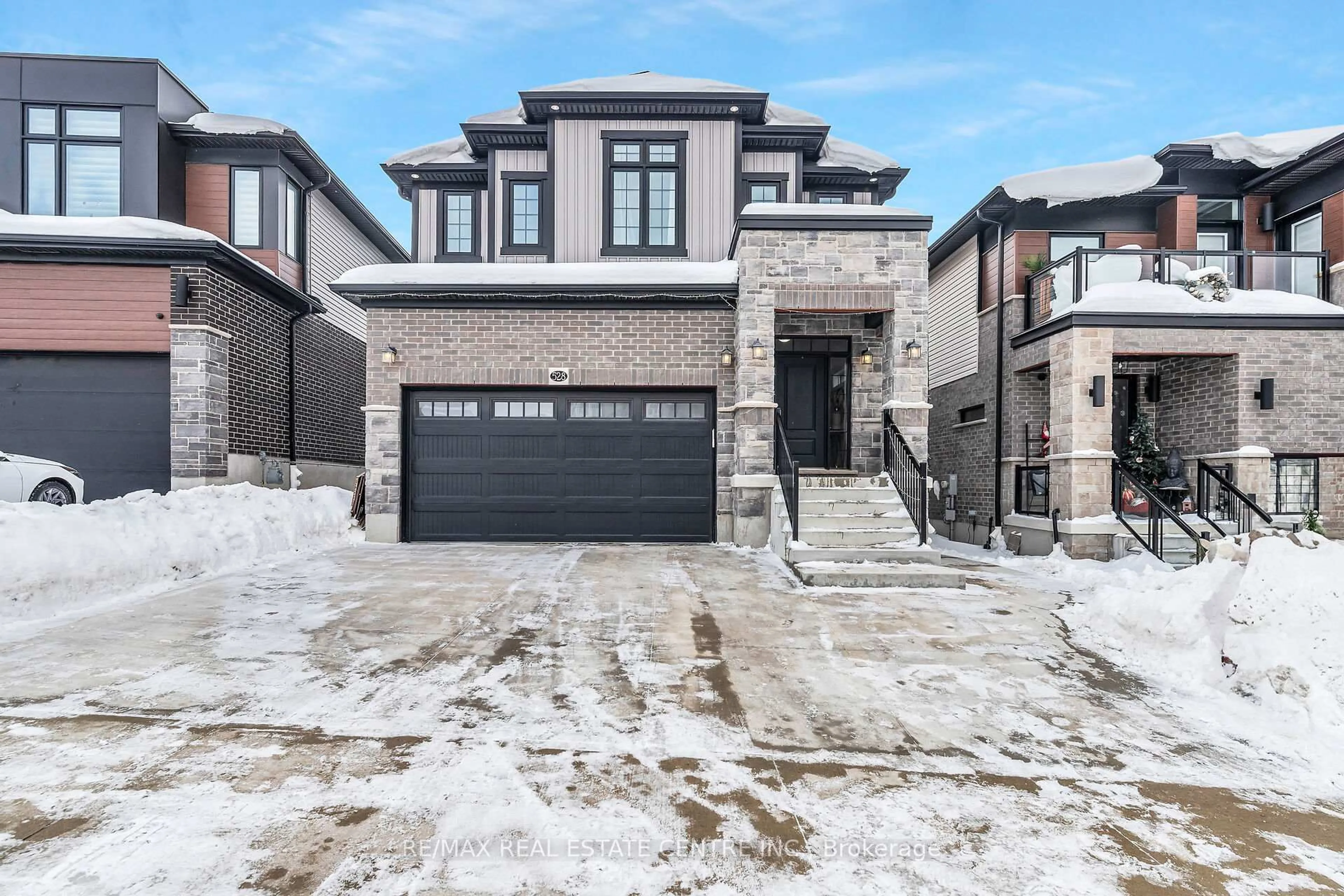 Home with brick exterior material, street for 528 Nathalie Cres, Kitchener Ontario N2E 0H8