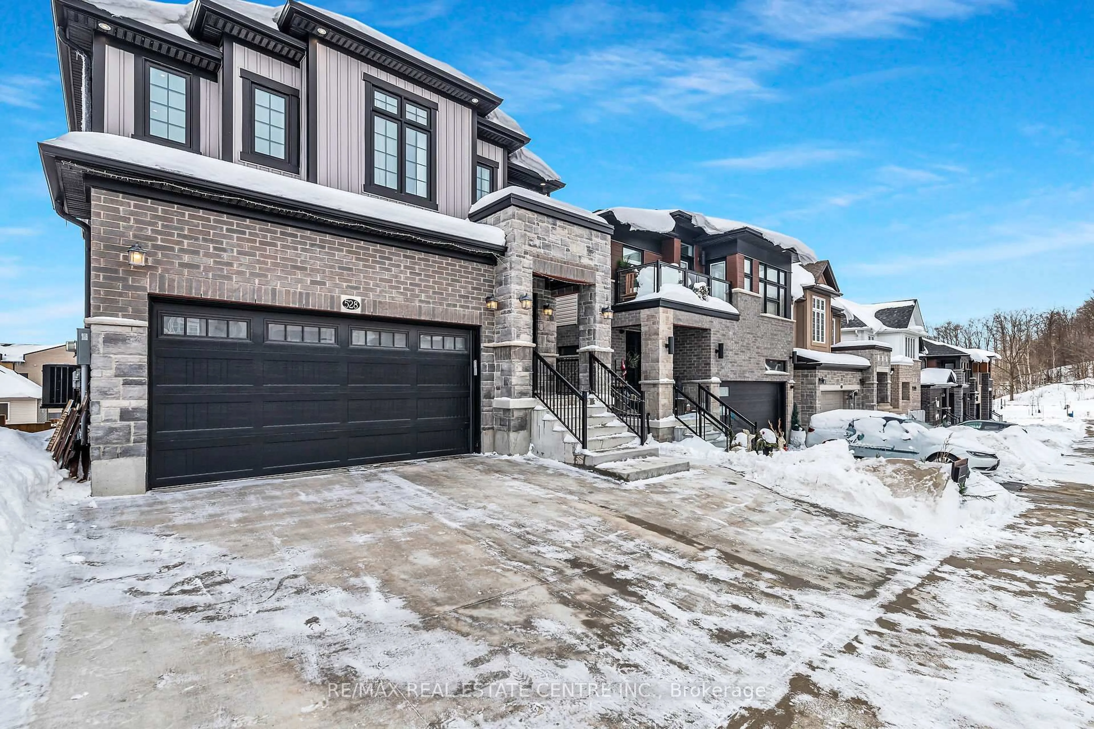 Home with brick exterior material, street for 528 Nathalie Cres, Kitchener Ontario N2E 0H8