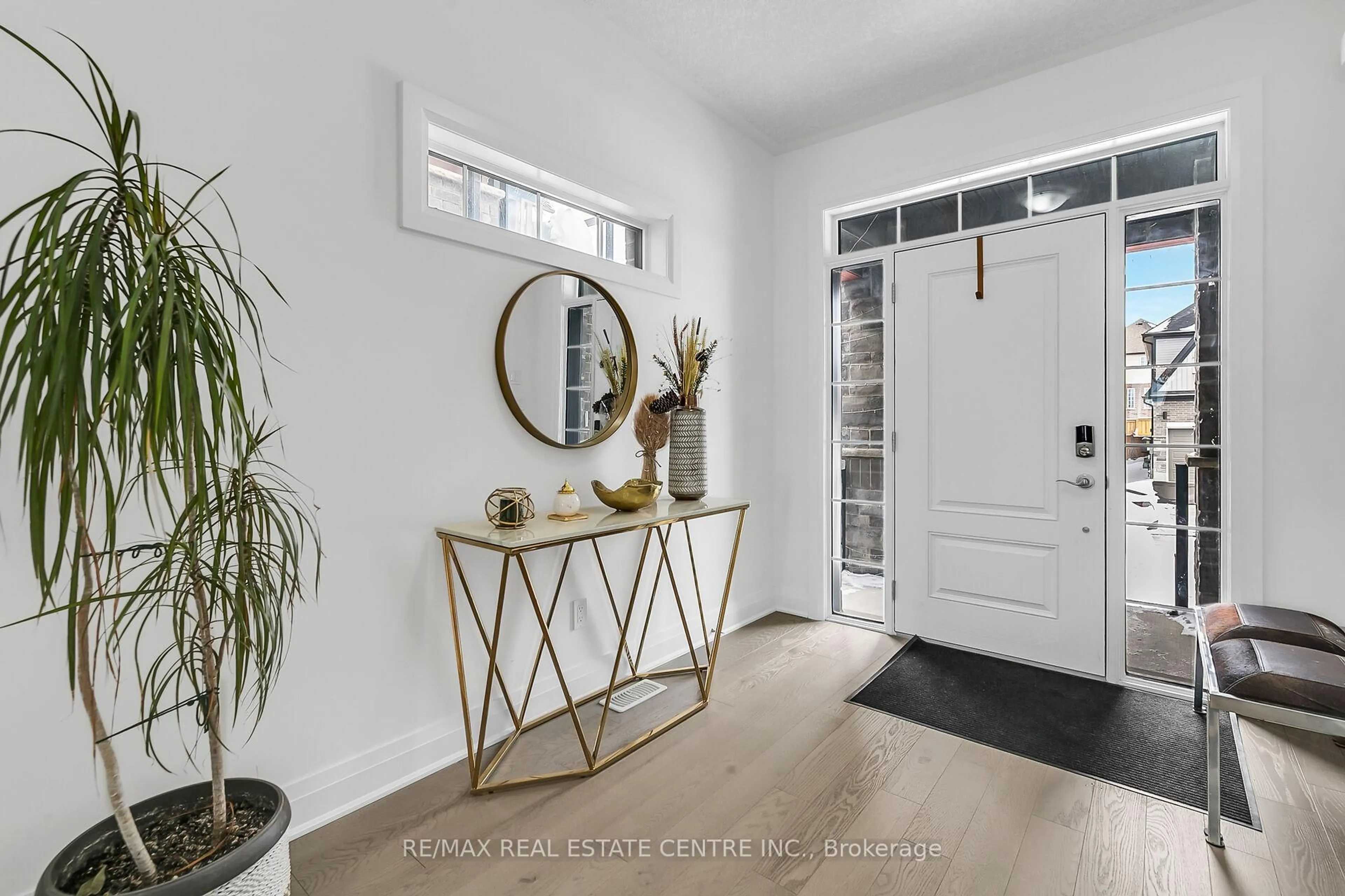 Indoor entryway for 528 Nathalie Cres, Kitchener Ontario N2E 0H8