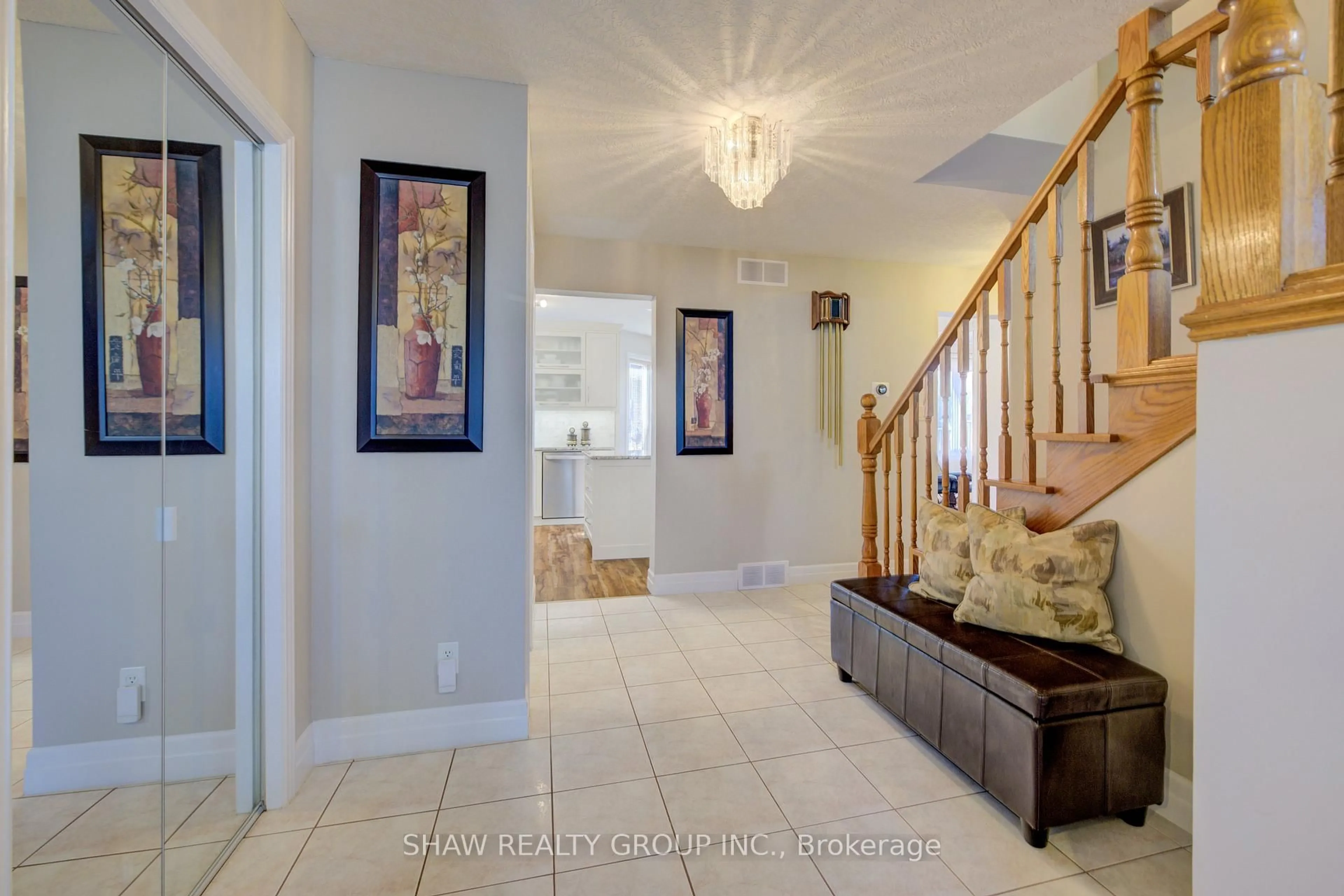 Indoor entryway for 6 Zeffer Pl, Kitchener Ontario N2A 3Y8