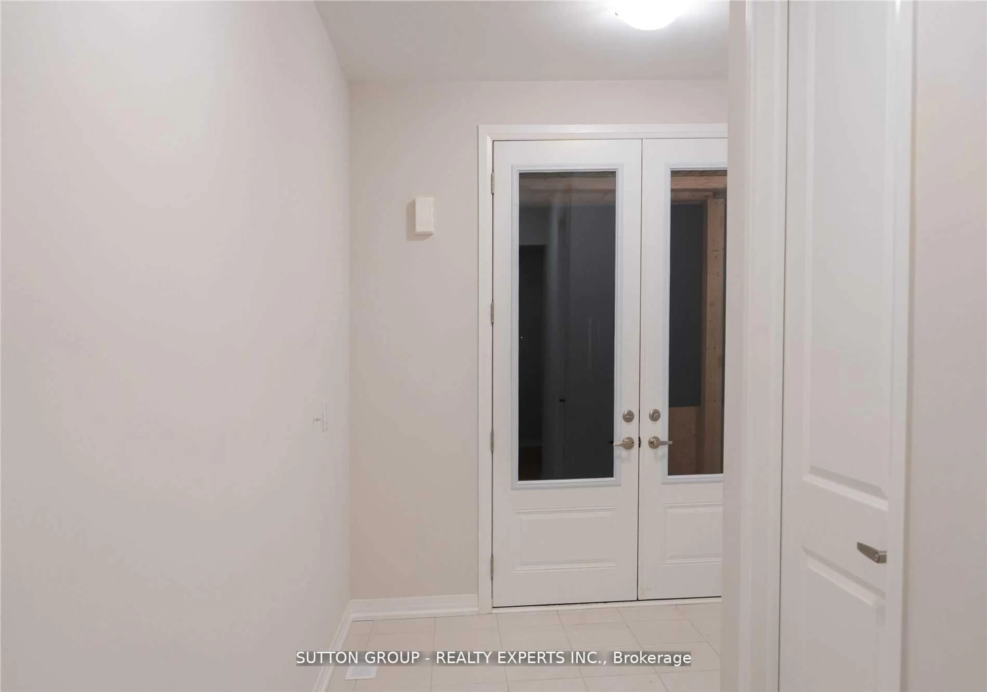 Indoor entryway for 32 Crossmore Cres, Cambridge Ontario N1S 0C7