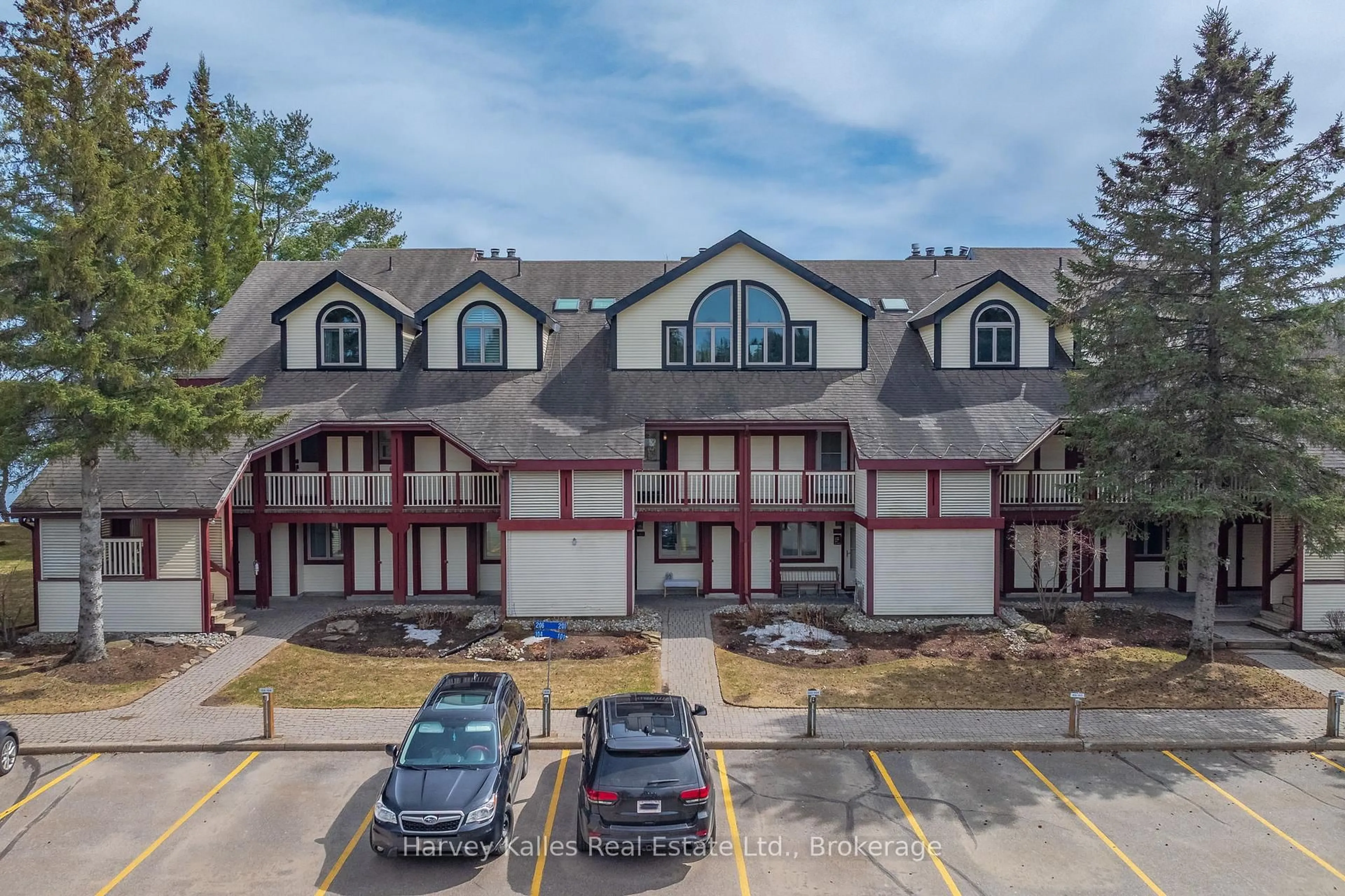 A pic from outside/outdoor area/front of a property/back of a property/a pic from drone, building for 10 Coveside Dr #204, Huntsville Ontario P1H 1C3