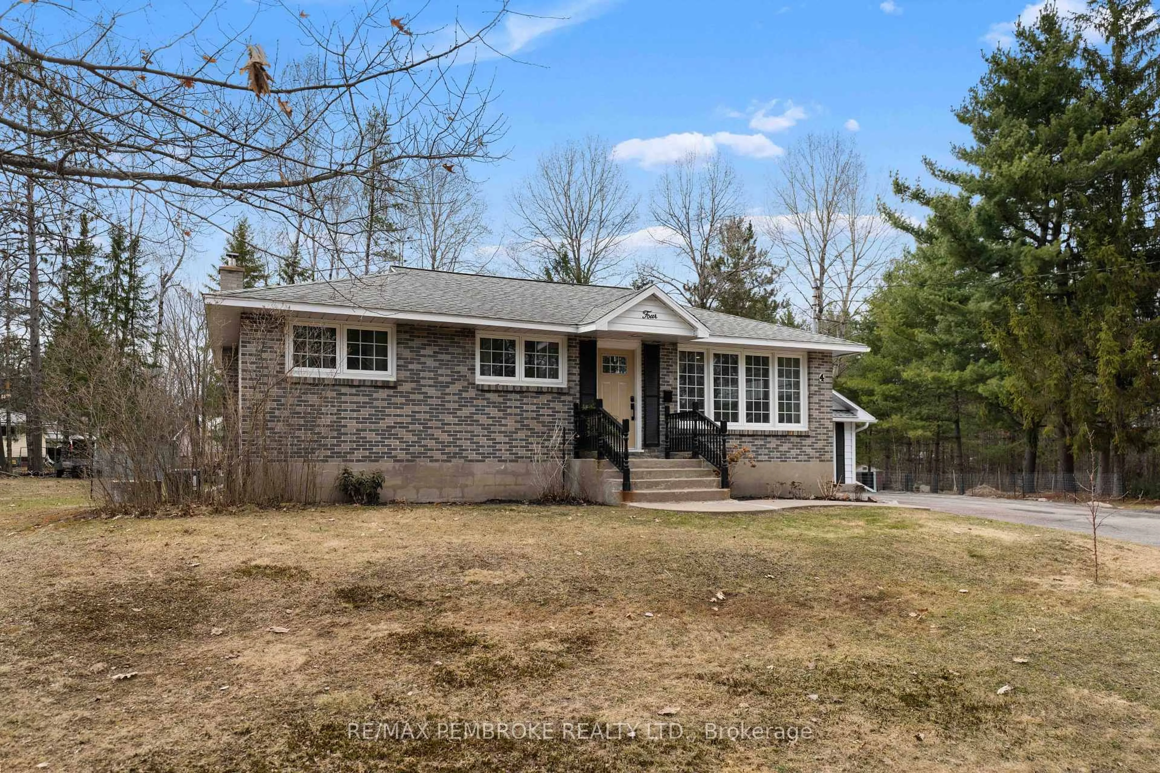 Unknown for 4 Labine Cres, Petawawa Ontario K8H 2H9