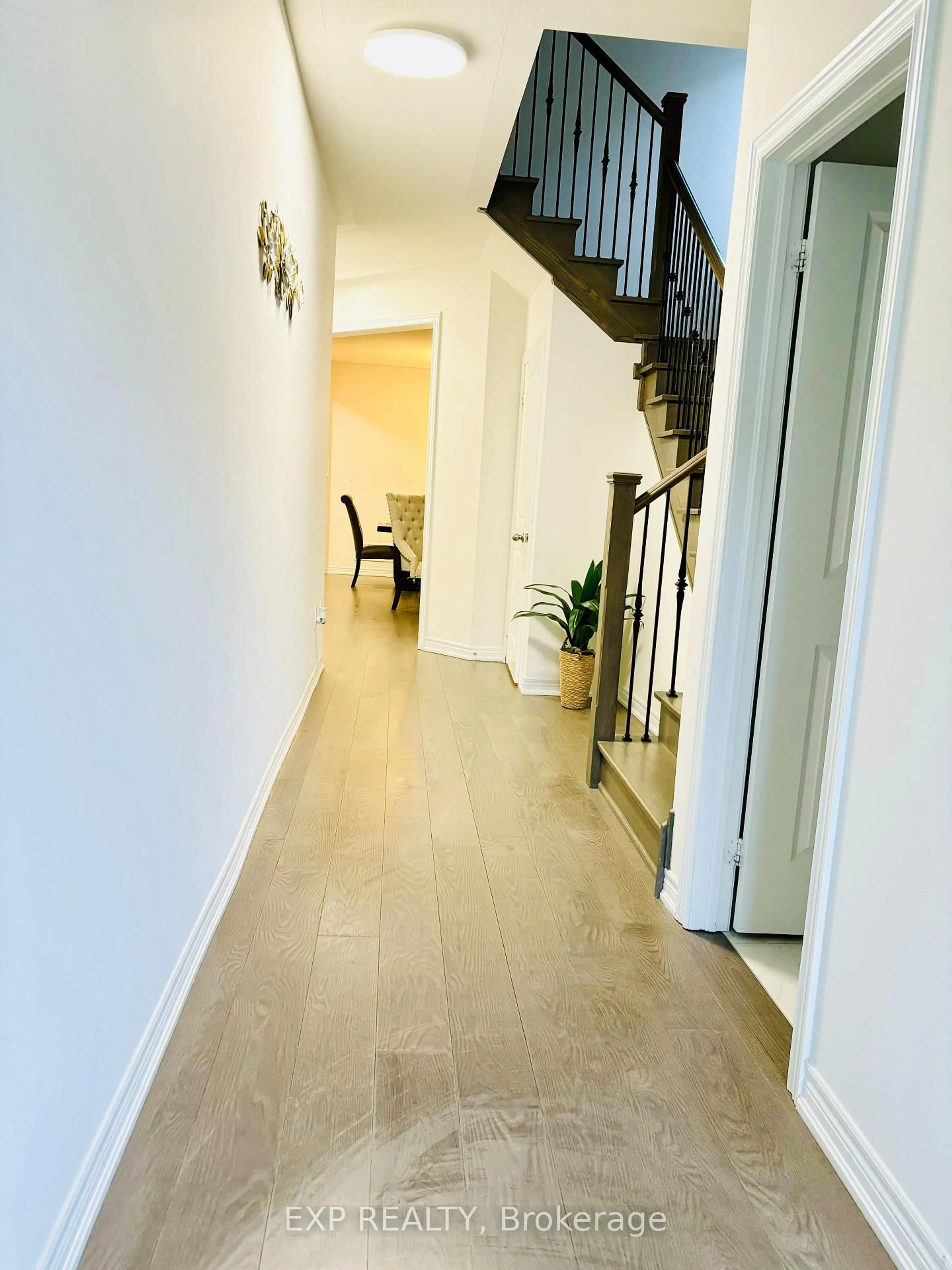 Indoor foyer for 488 Black Cherry Cres, Shelburne Ontario L9V 3Y7